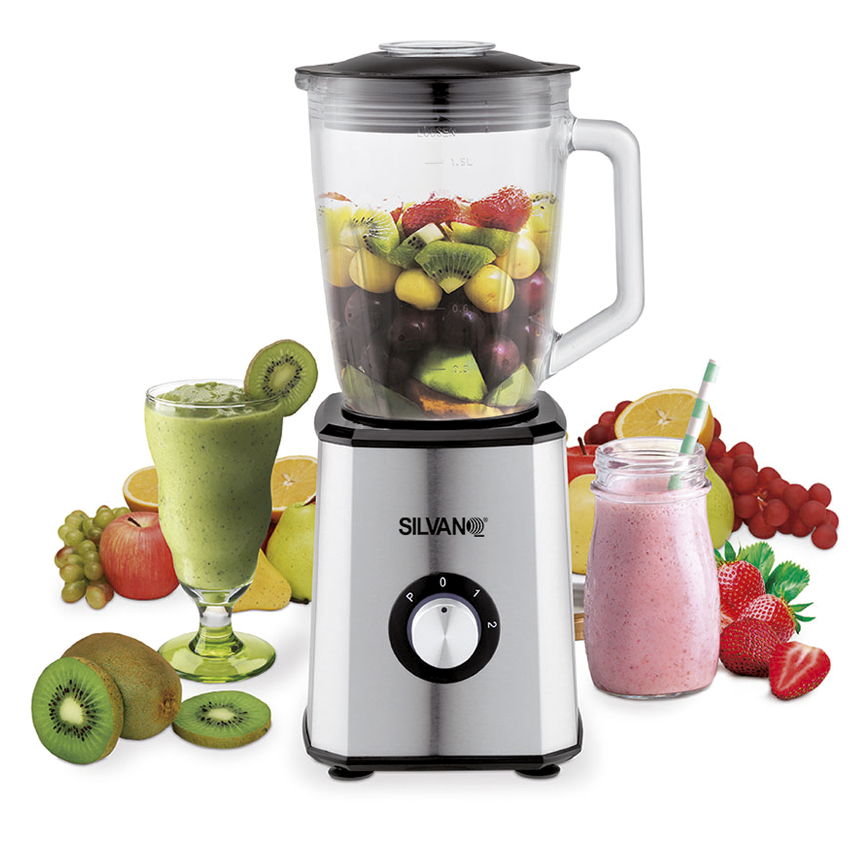 Licuadora con vaso de vidrio lleno de frutas y dos batidos con frutas alrededor.