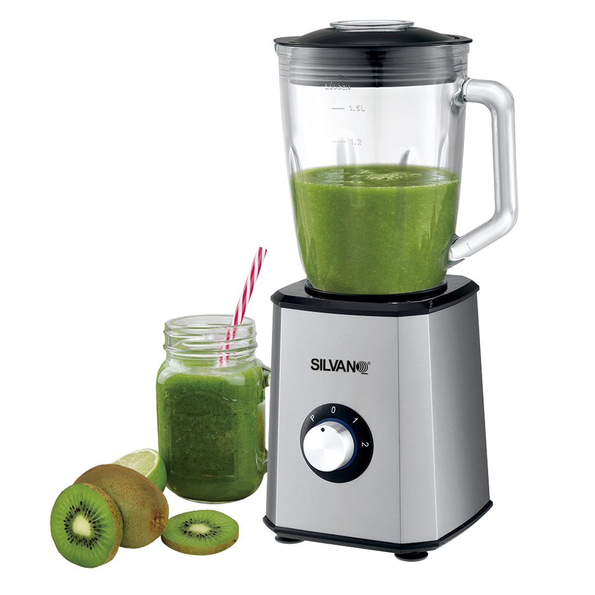 Licuadora plateada con batido verde y un vaso. Kiwis al lado. Fondo blanco.