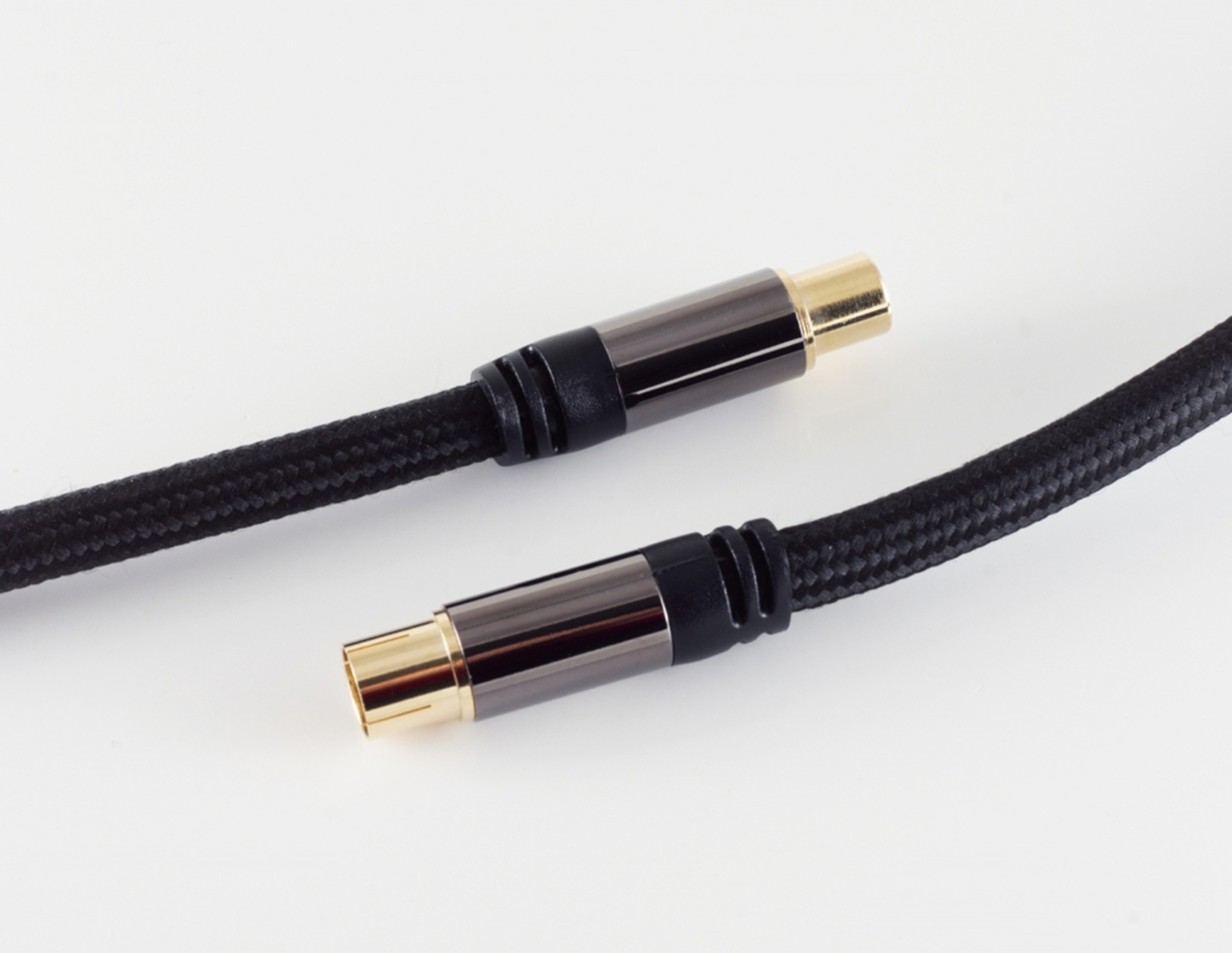 Zwei schwarze Cinch-Kabel mit goldfarbenen Steckern auf weißem Hintergrund.