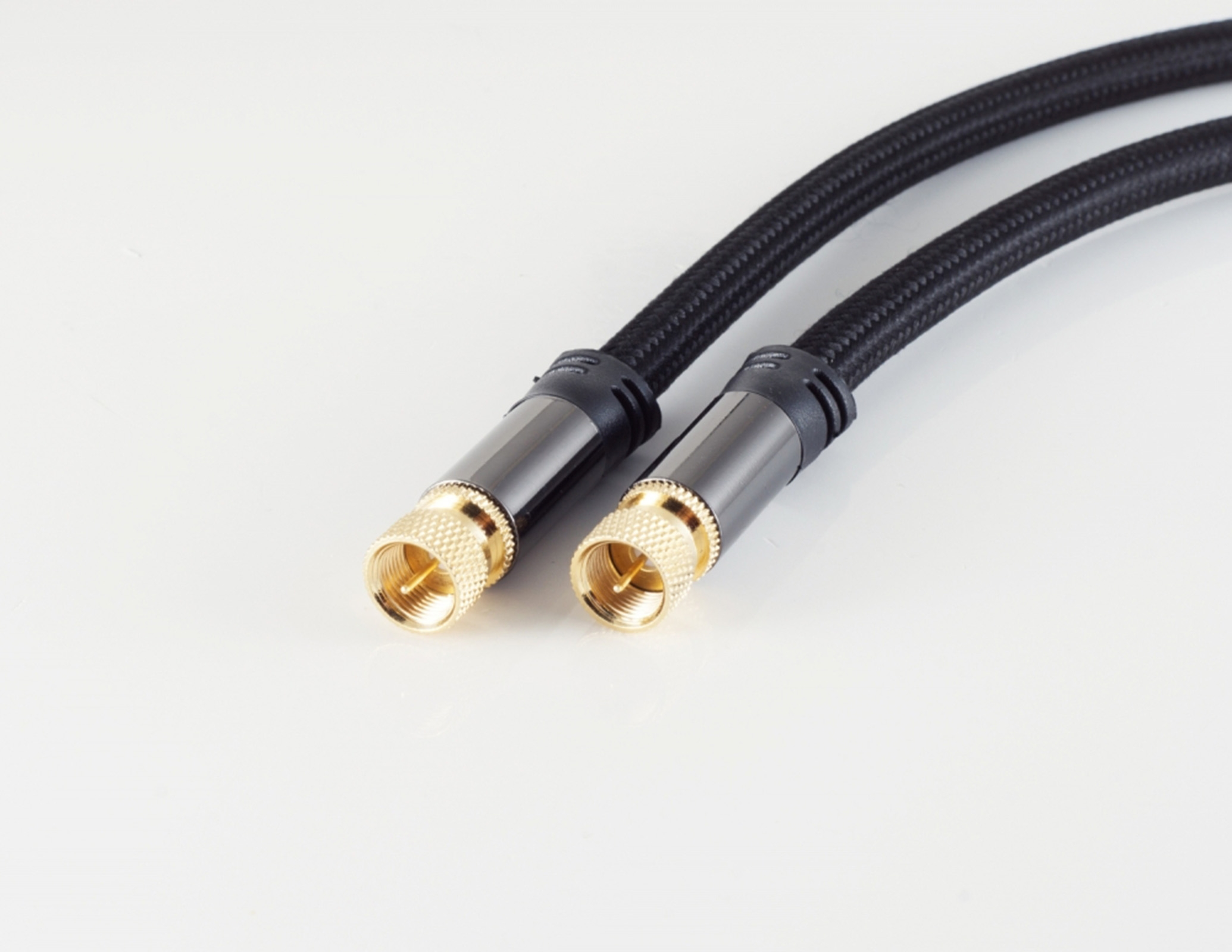 Zwei schwarze Koaxialkabel mit goldenen Steckern, vor weißem Hintergrund.