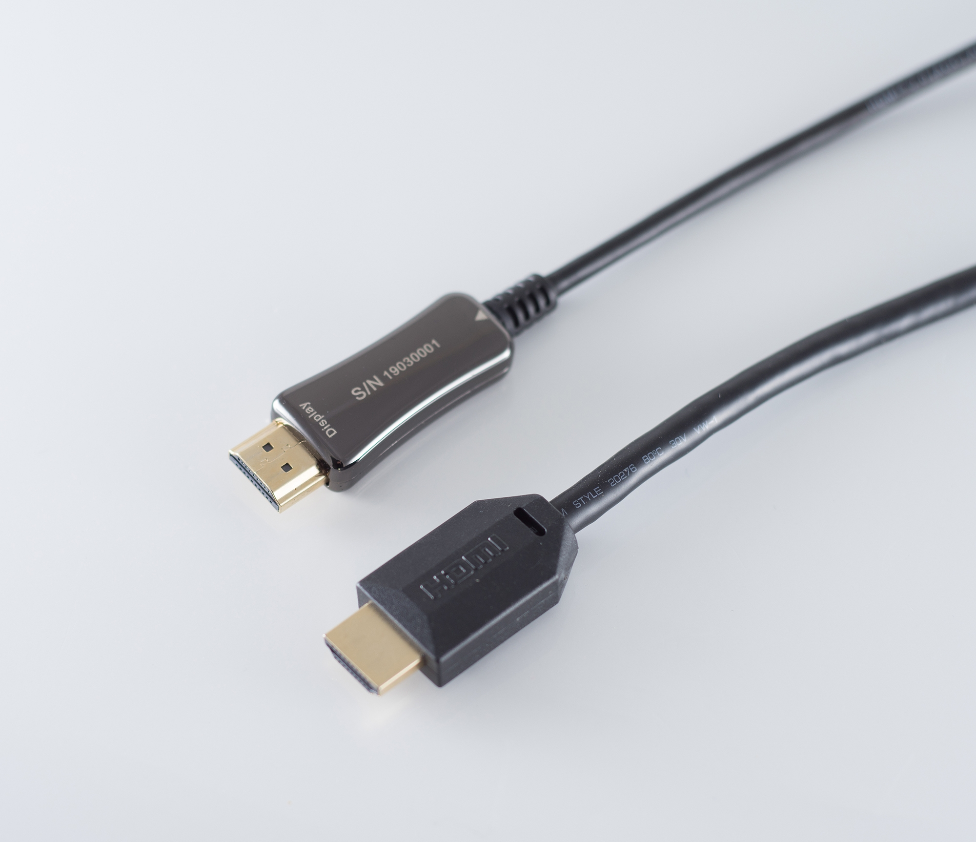 Nahaufnahme von zwei HDMI-Kabeln mit Goldsteckern. Eines hat die Bezeichnung Display, das andere HDMI.