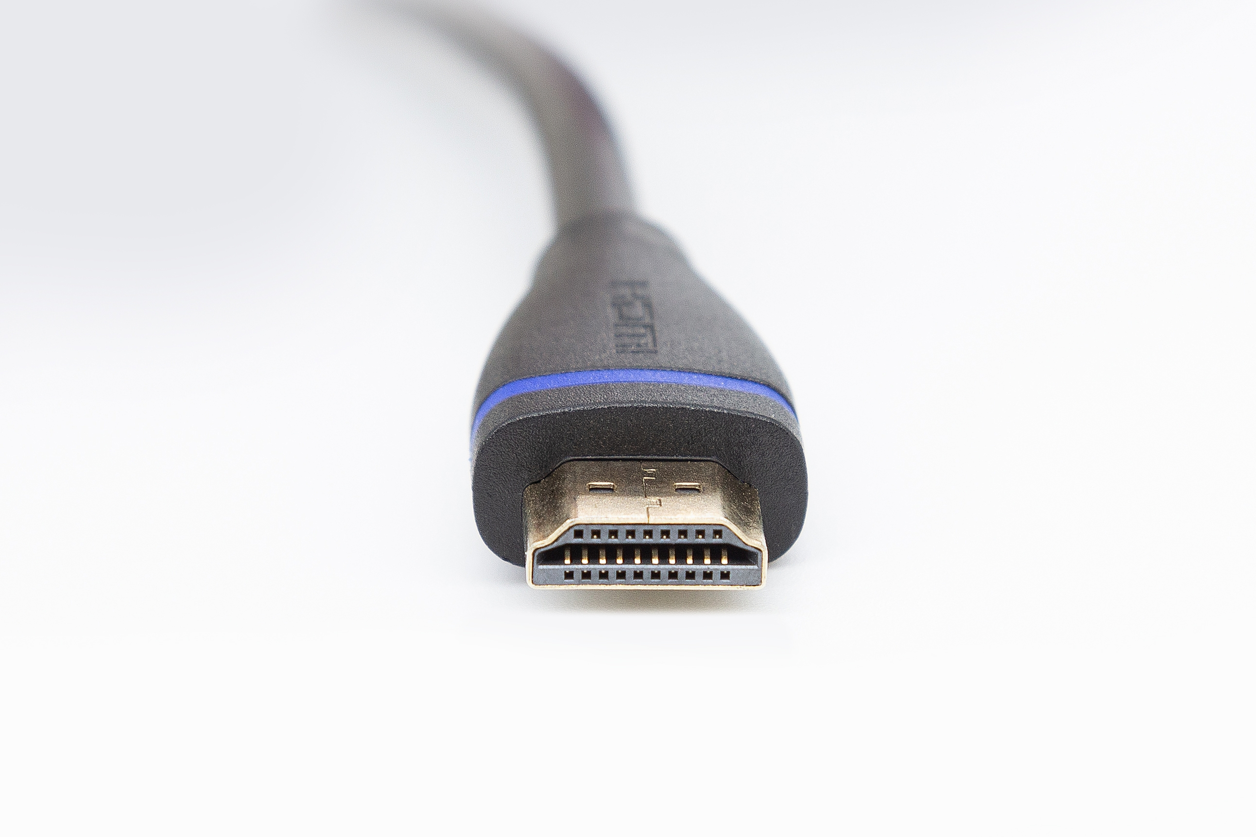 HDMI-Kabel, schwarz, mit blauem Streifen am Stecker, auf weißem Hintergrund.