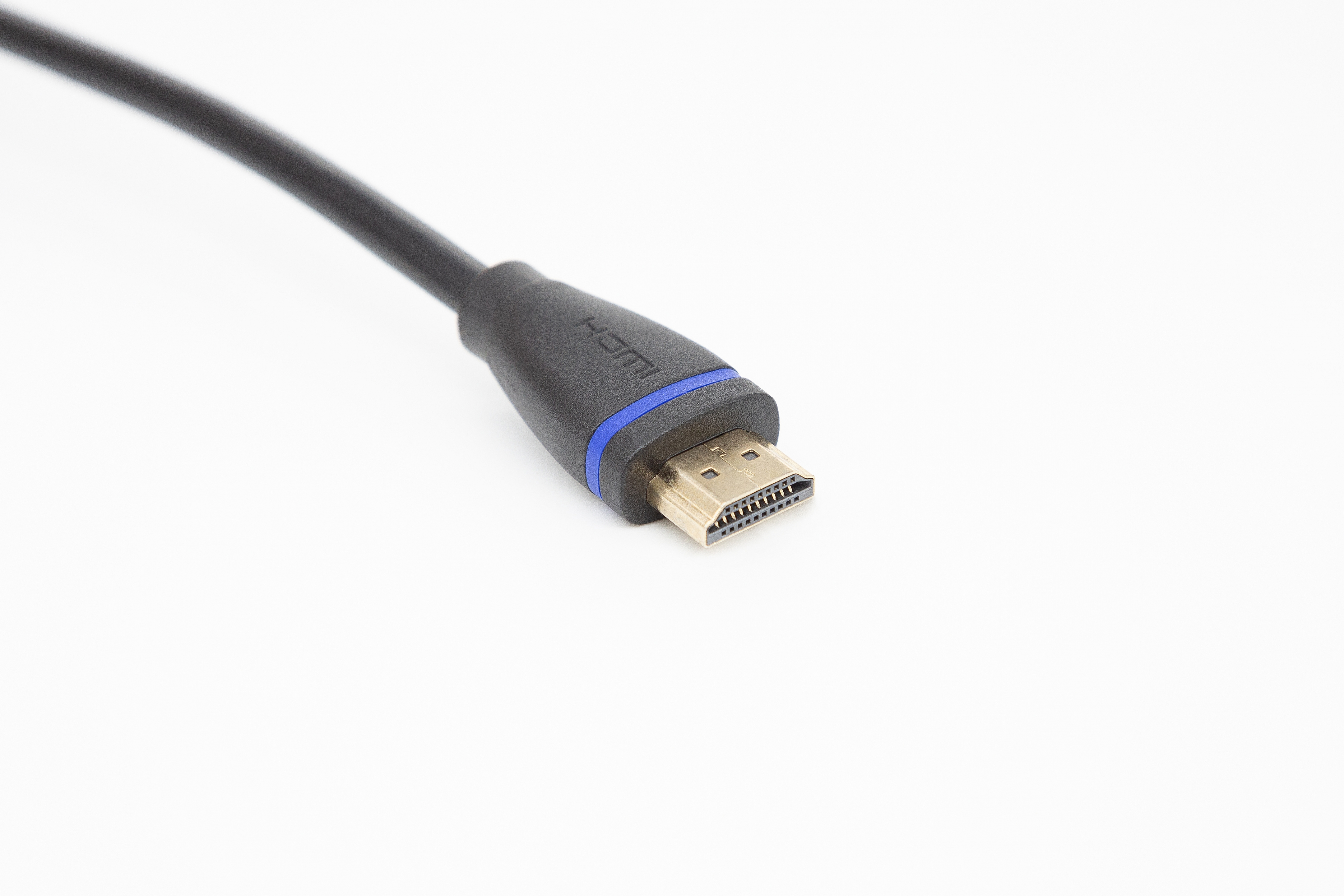 Ein HDMI-Kabel mit blauem Akzent am Stecker und weißem Hintergrund.