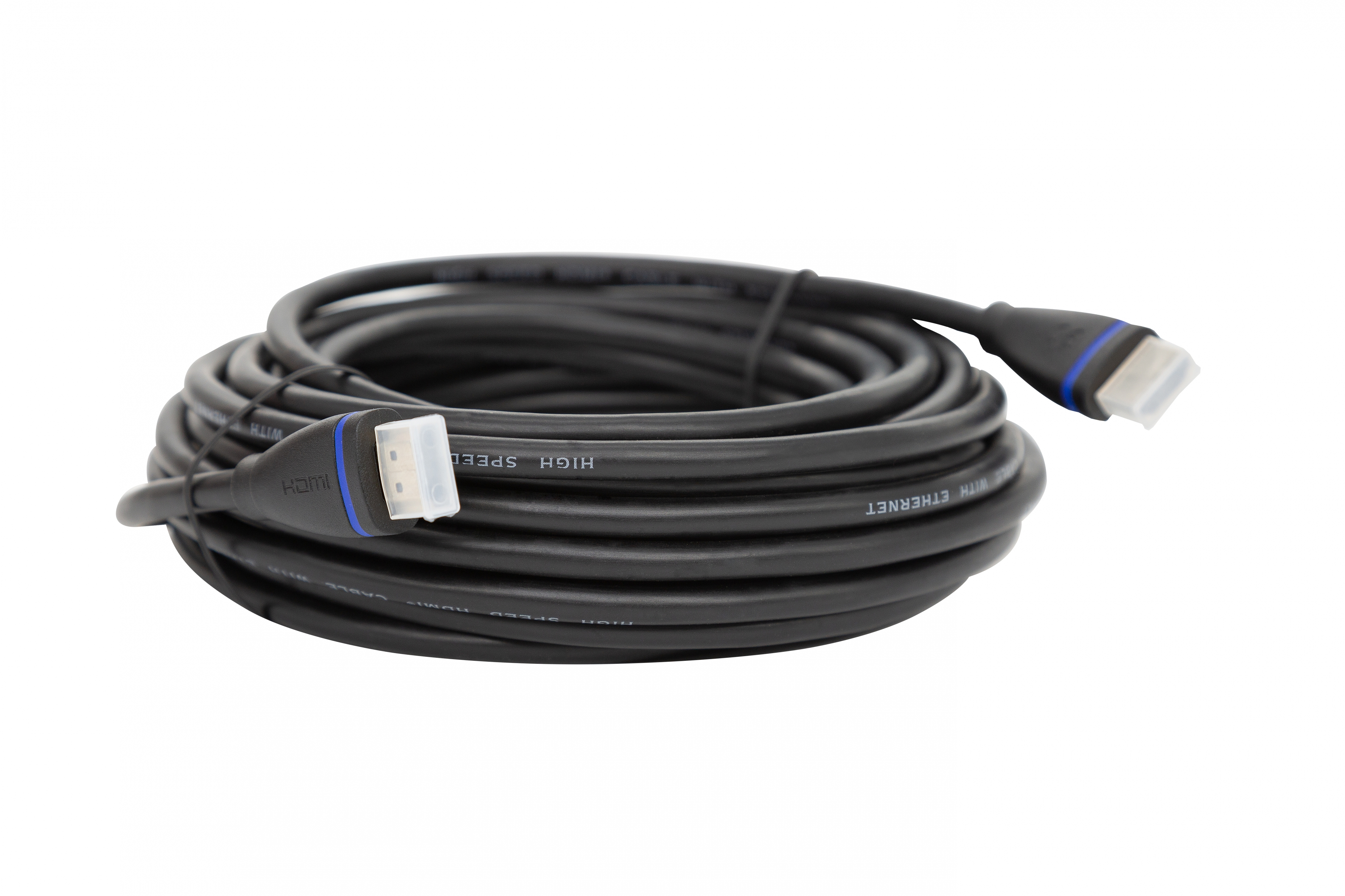Schwarz gerolltes HDMI-Kabel auf weißem Hintergrund. Das Kabel hat an beiden Enden Anschlüsse. Weißer Hintergrund.