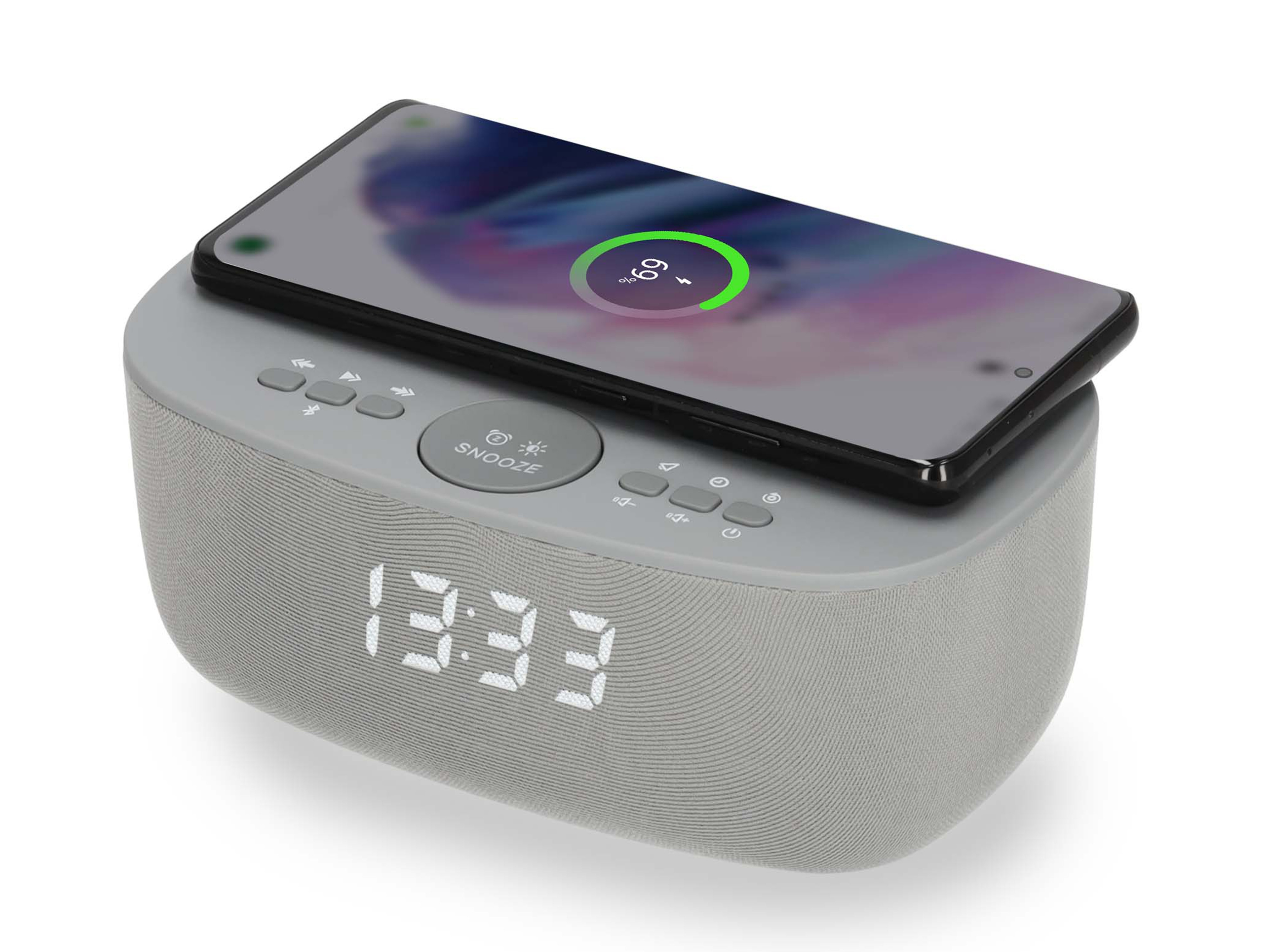Ein grauer Lautsprecher und kabelloses Ladegerät mit einem Telefon oben drauf. Das Telefon zeigt ein Ladesymbol.