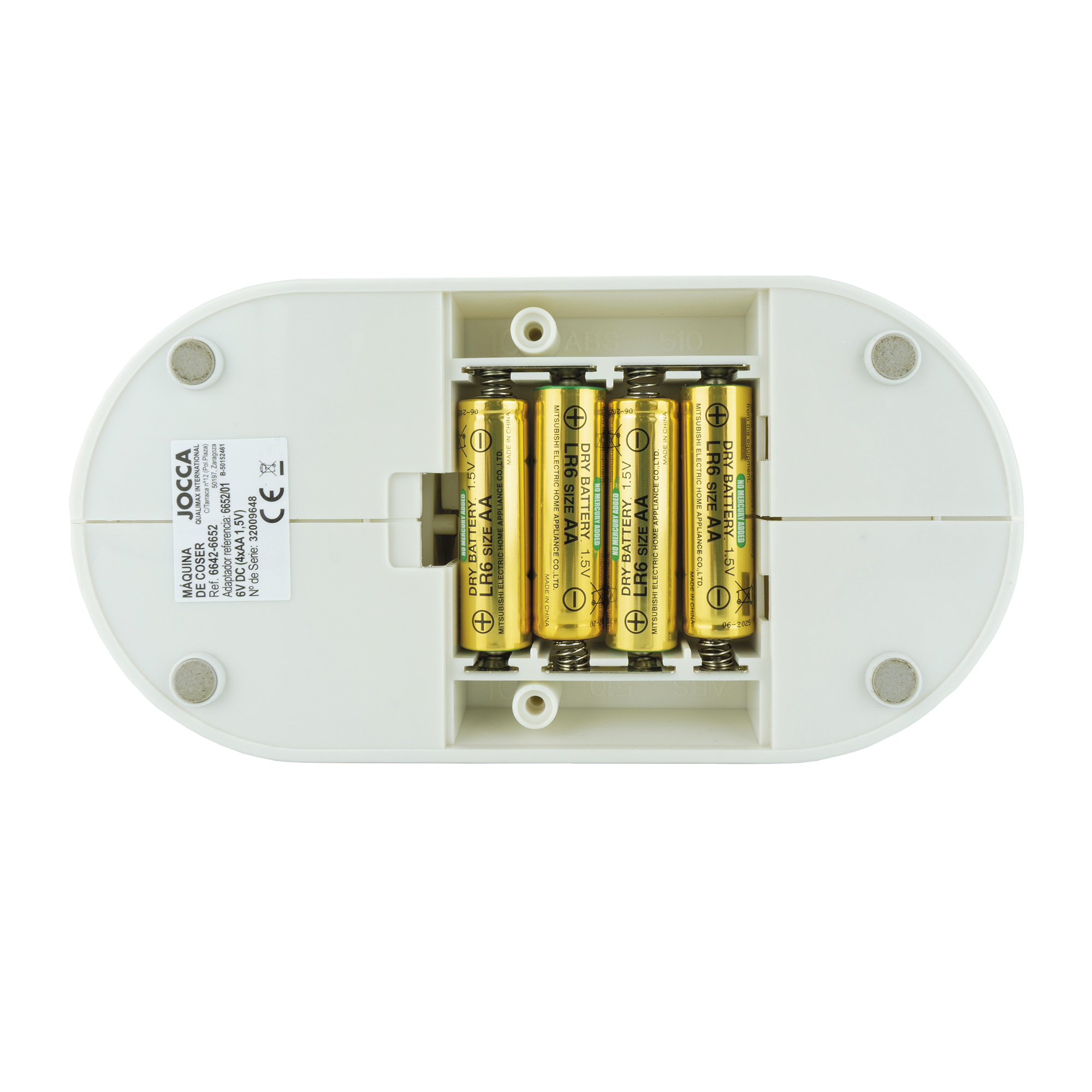 Unterseite einer weißen Waage mit vier eingelegten AA-Batterien. Die Waage hat einen Markennamen und Markierungen.