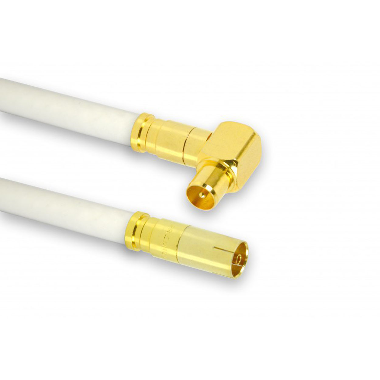 Weißes Koaxialkabel mit goldfarbenen Steckern auf weißem Hintergrund.