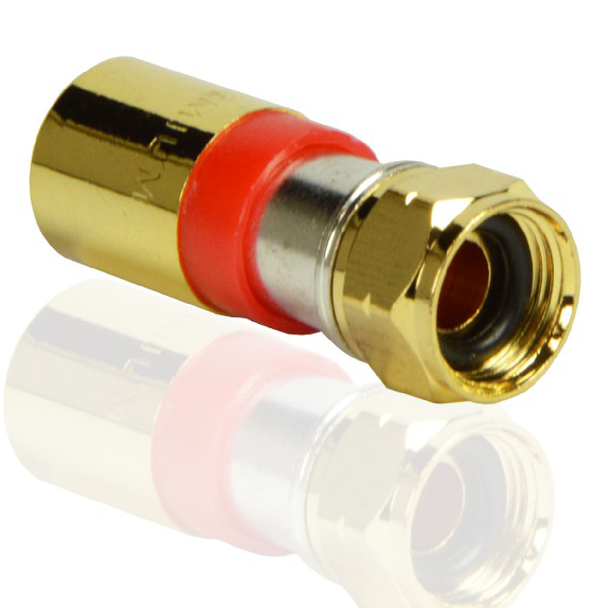 Goldfarbener Koaxialstecker mit rotem Ring. Der Hintergrund ist weiß.