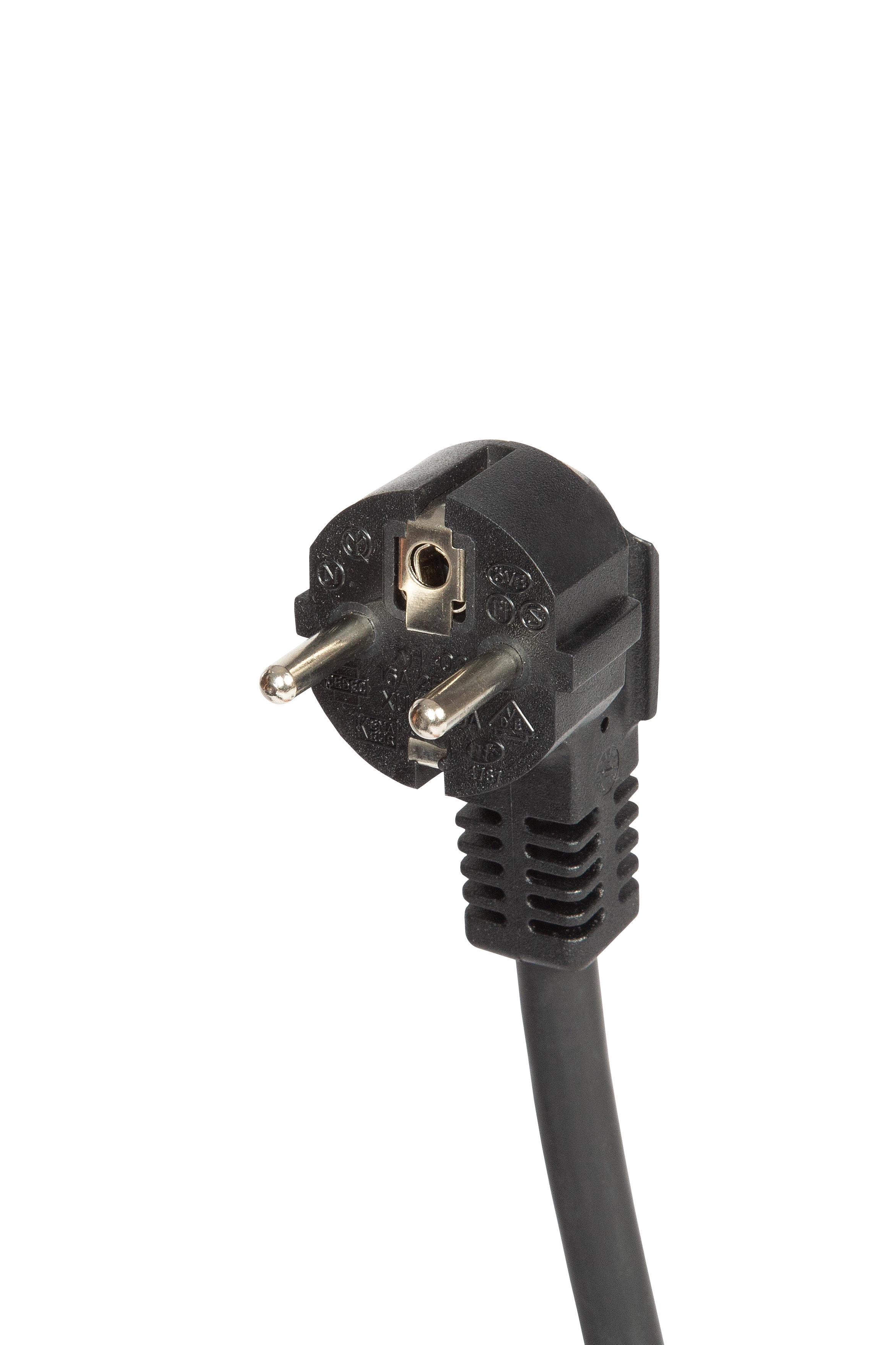 Schwarzer Netzstecker mit zwei Stiften und einem schwarzen Kabel. Isoliert auf weißem Hintergrund.