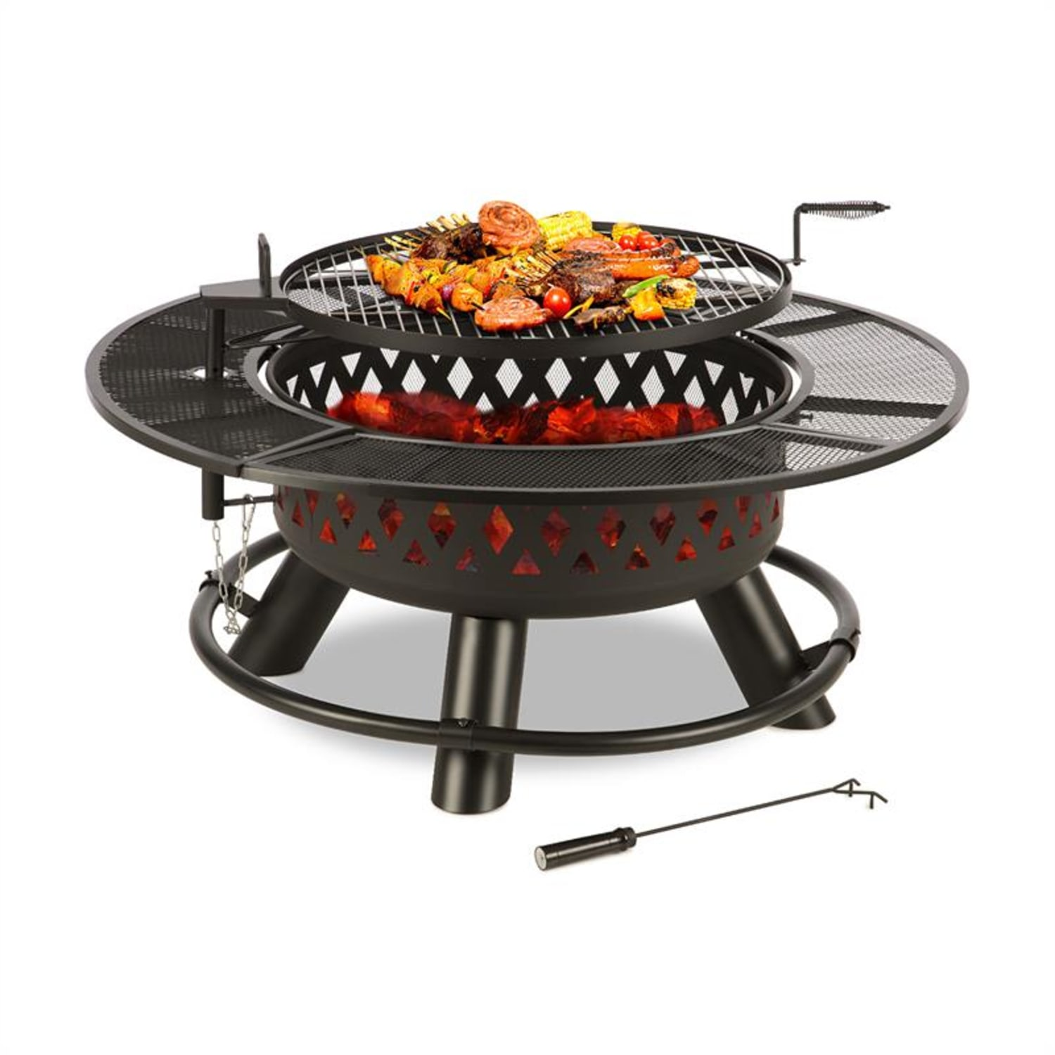 Schwarze Feuerstelle mit Grill und Essen, umgeben von einem schwarzen Tisch. Weißer Hintergrund.