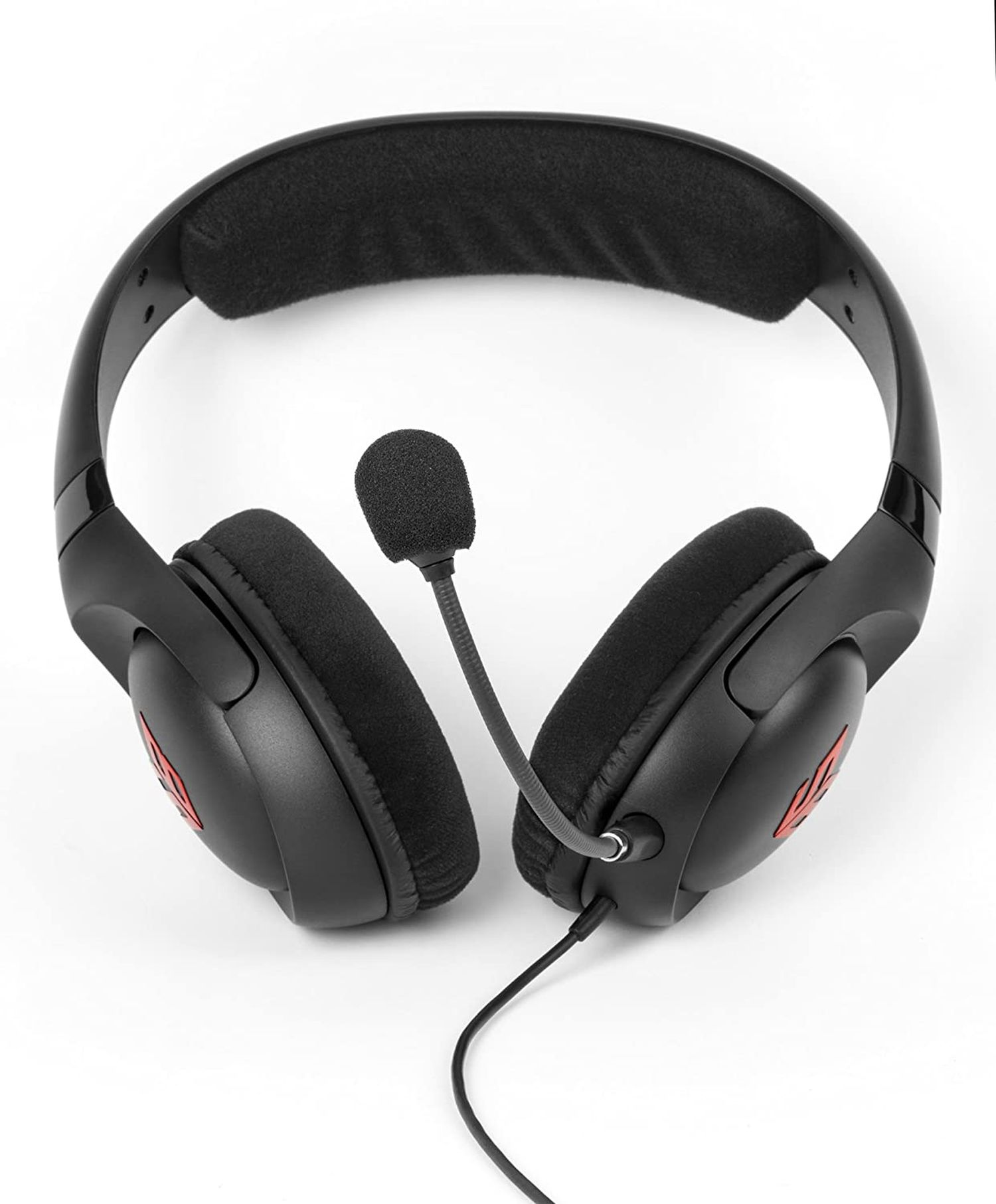 Schwarzes Gaming-Headset mit Mikrofon und roten Akzenten, auf weißem Hintergrund.
