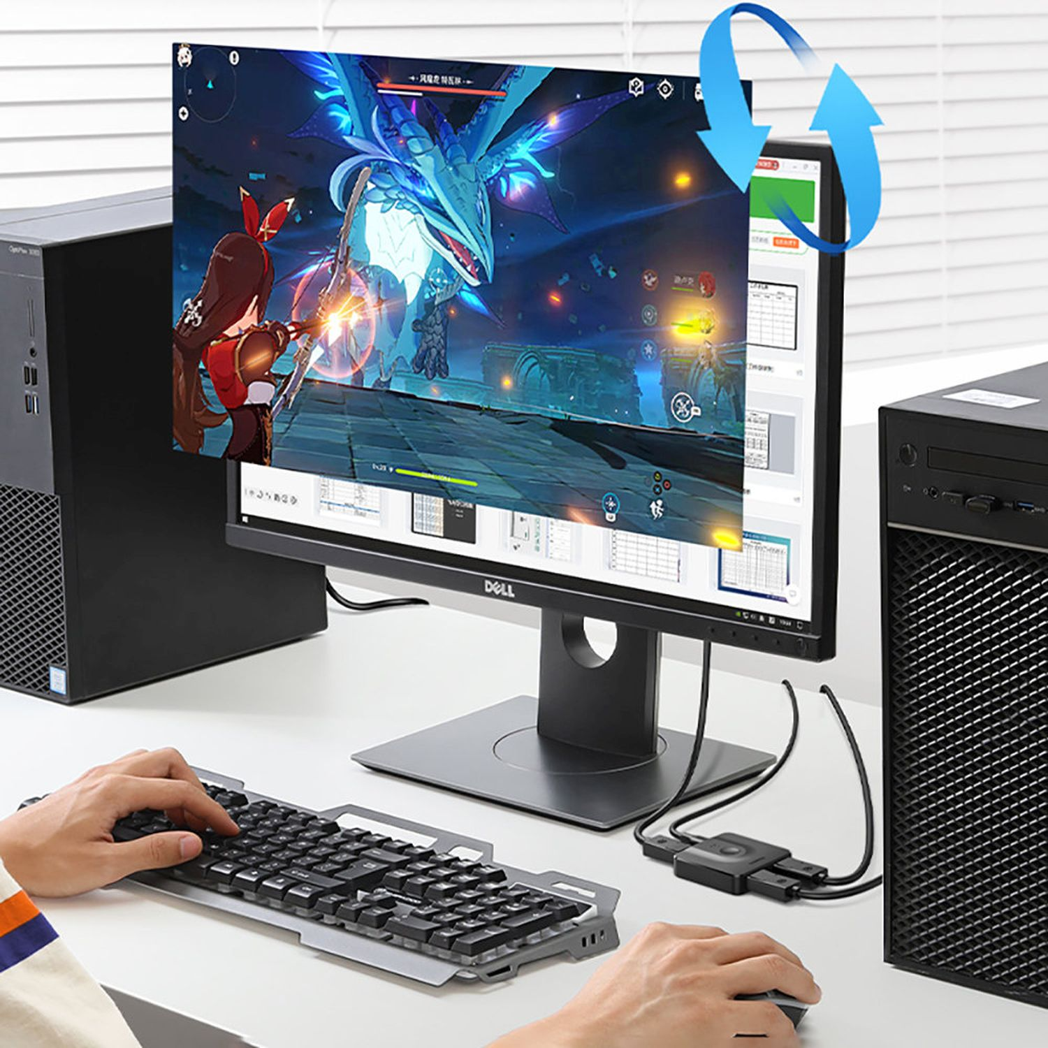 Eine Person benutzt einen Computer und spielt ein Videospiel, mit einem zweiten Monitor, der das Gameplay dupliziert.