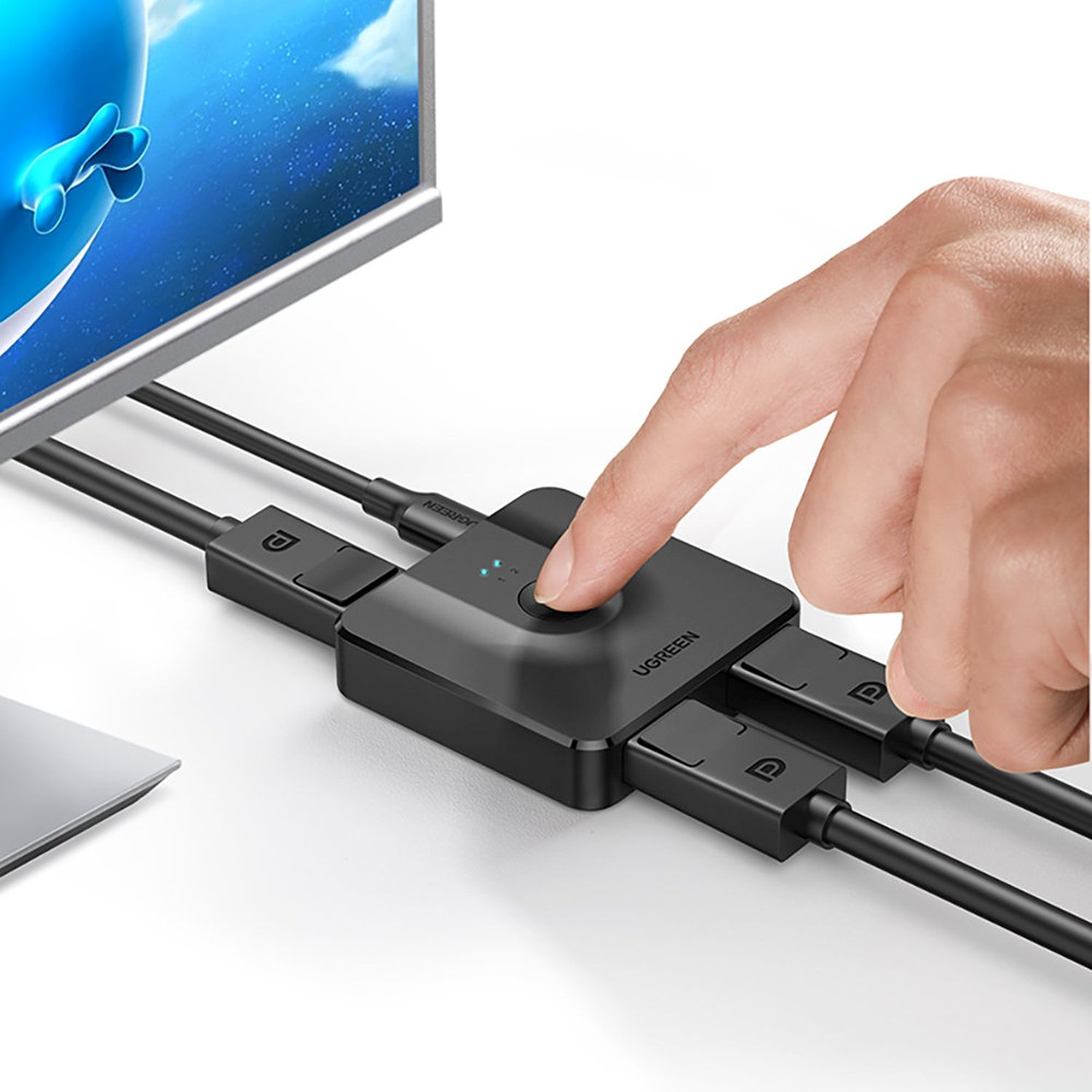 Ein Finger drückt einen Knopf an einem schwarzen HDMI-Switch.