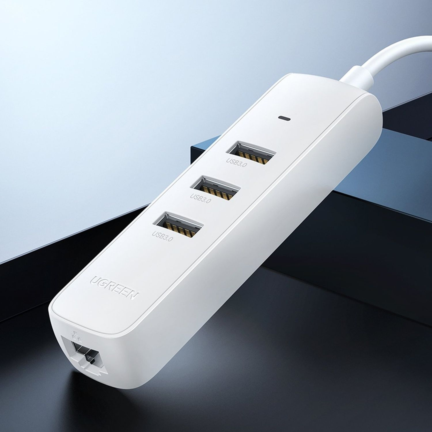 Weißer USB-Hub mit drei USB 3.0-Anschlüssen. UGREEN-Logo auf der Vorderseite.