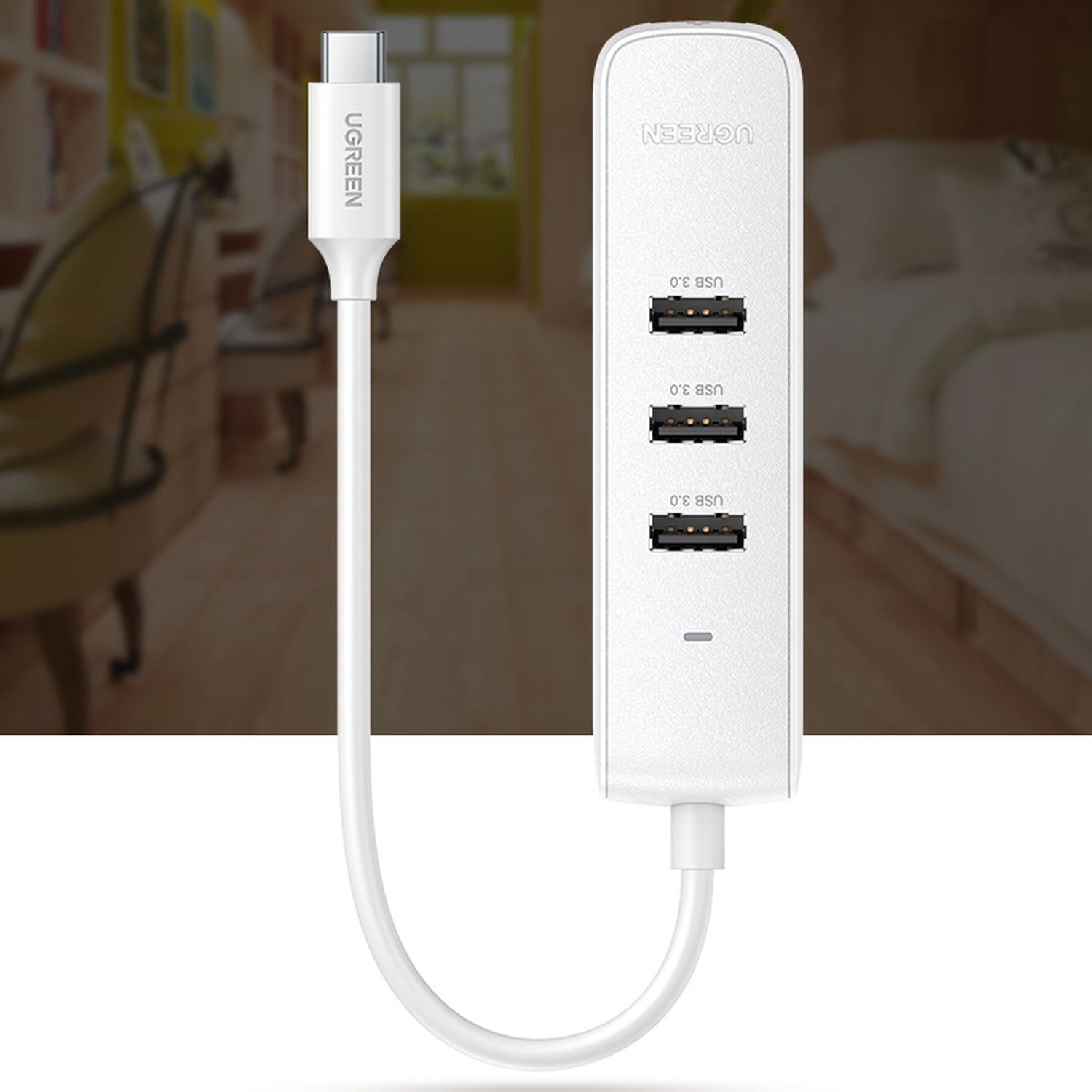 Weißer USB-Hub mit vier Anschlüssen. Ein weißes Kabel verbindet den Hub mit einem USB-C-Anschluss.