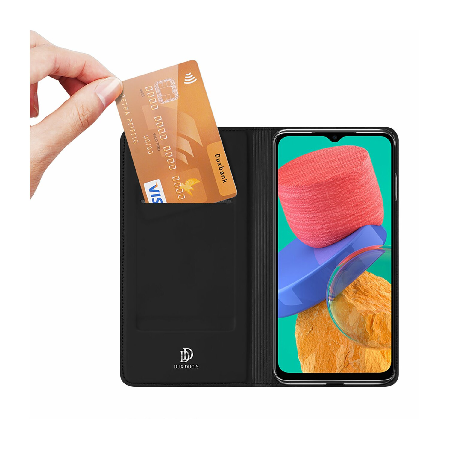 Hand, die eine goldene Visa-Karte in eine schwarze Handyhülle steckt. Telefon innen.