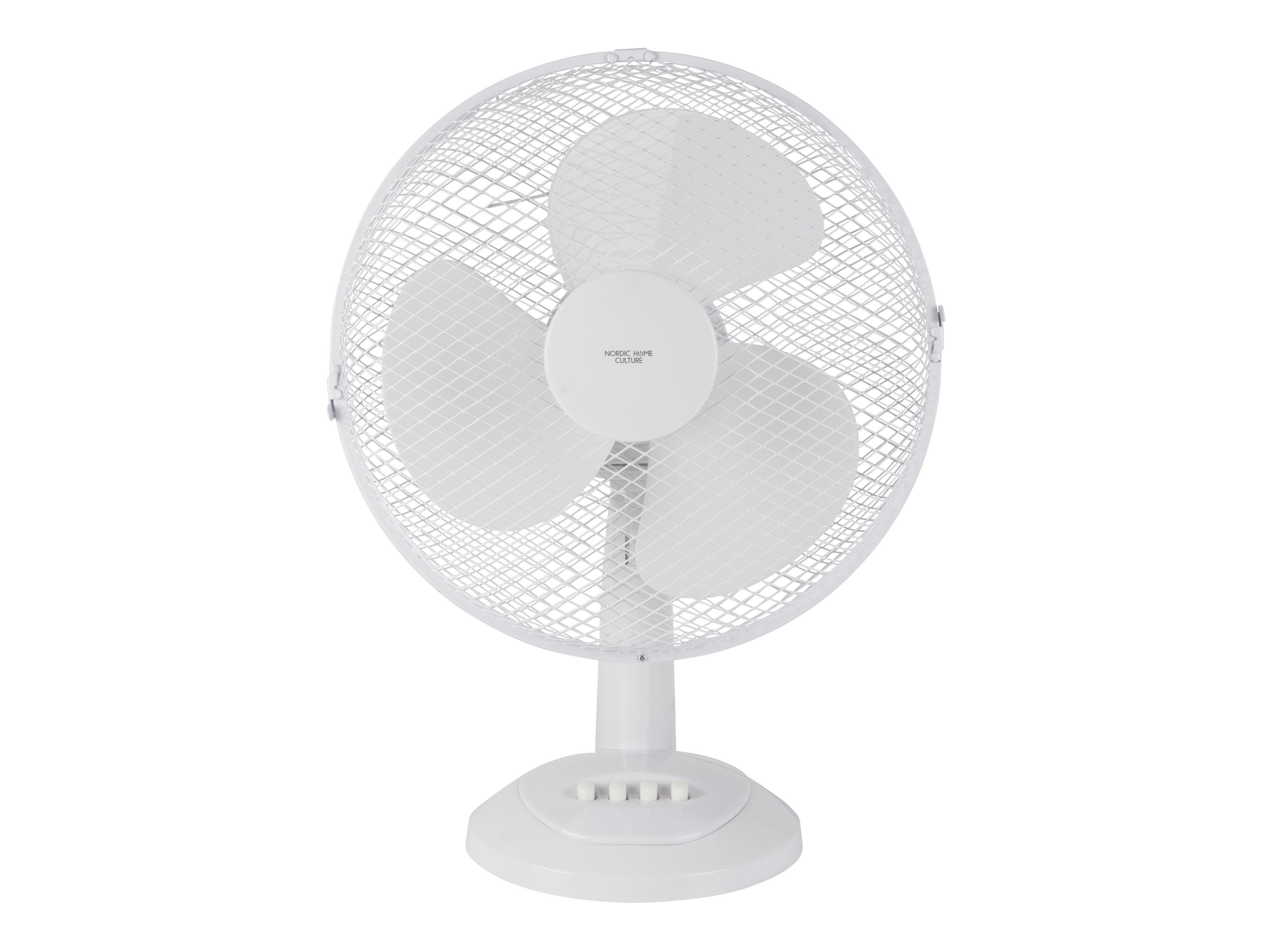 Weißer Schreibtischventilator. Der Ventilator hat drei Flügel und ein Schutzgitter.