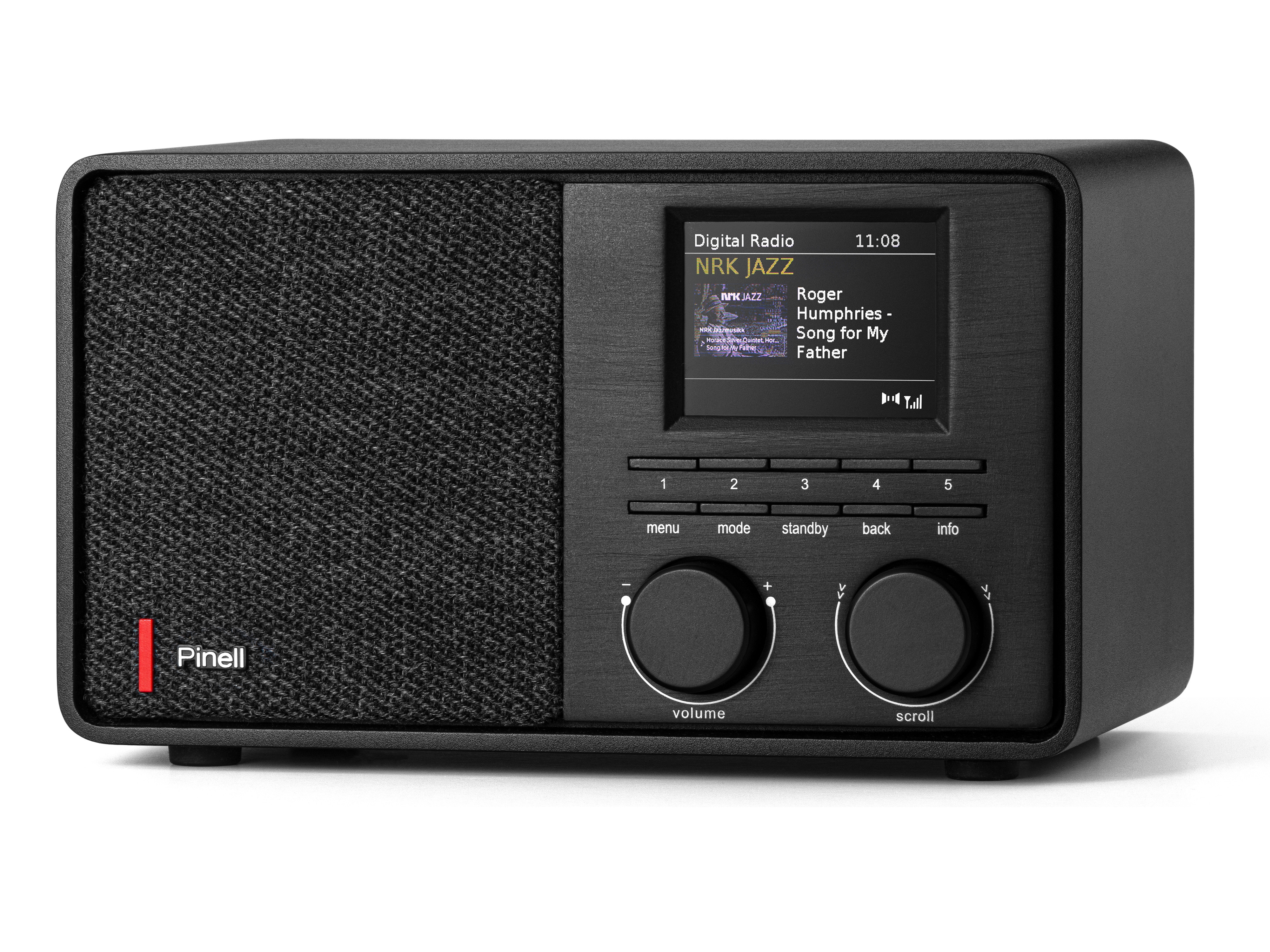 Radio digitale nera con schermo, mostra stazione e ora, sfondo bianco.