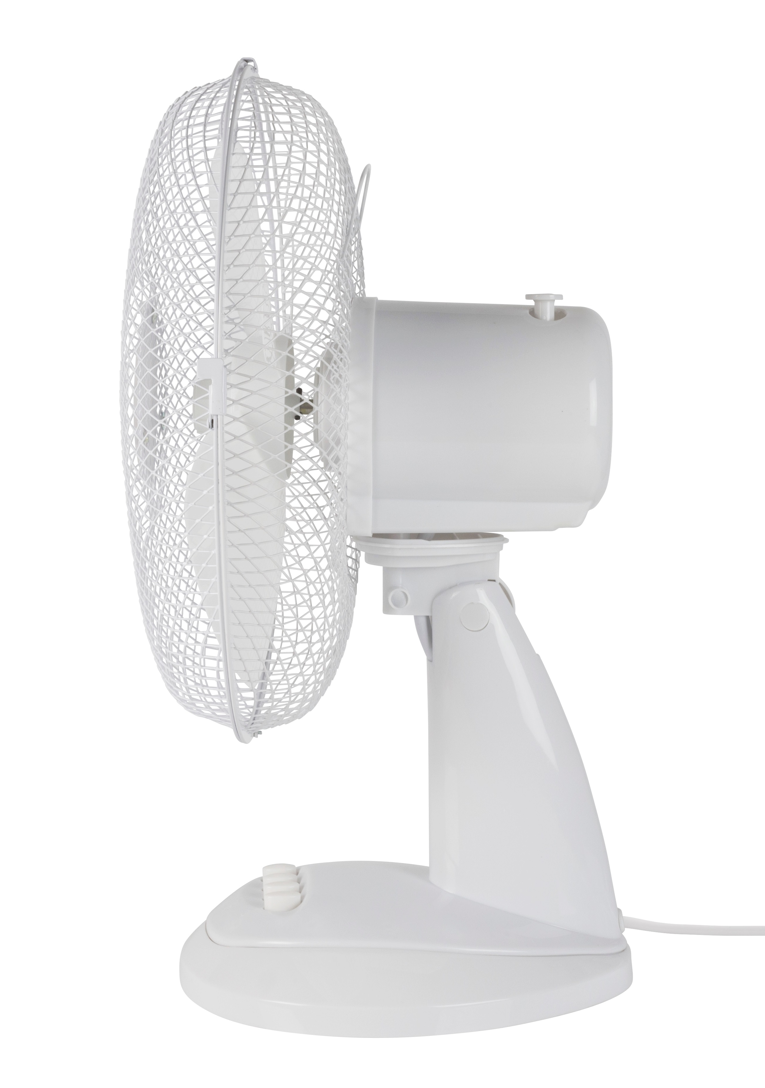 Weißer elektrischer Ventilator auf weißer Oberfläche. Der Ventilator ist abgewinkelt, mit Gitterfront und gebogener Basis.