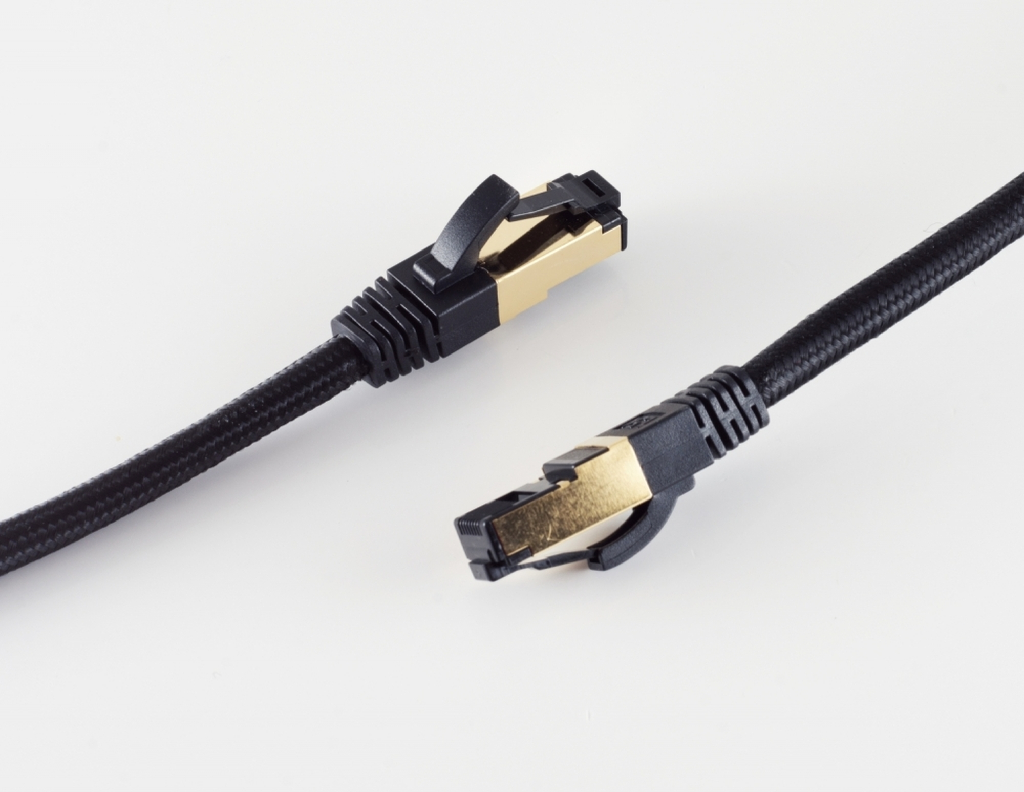 Zwei schwarz-goldene Ethernet-Kabel auf weißem Hintergrund.