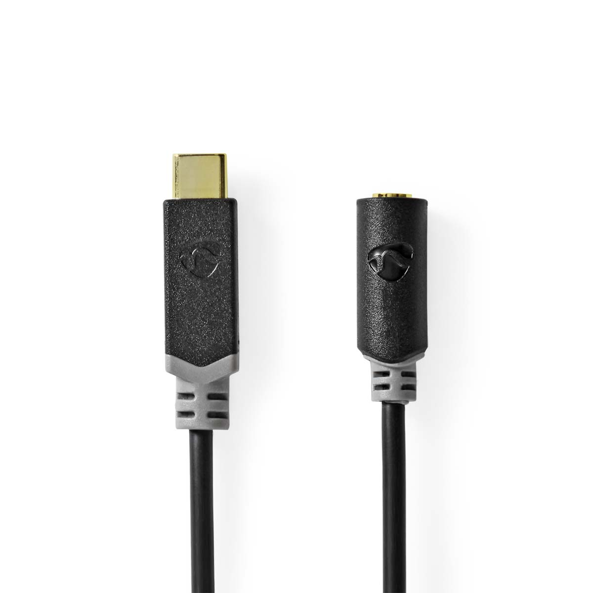 Zwarte en grijze USB-C naar 3,5 mm audio-adapterkabel. Twee connectoren, zwarte kabel. Witte achtergrond.
