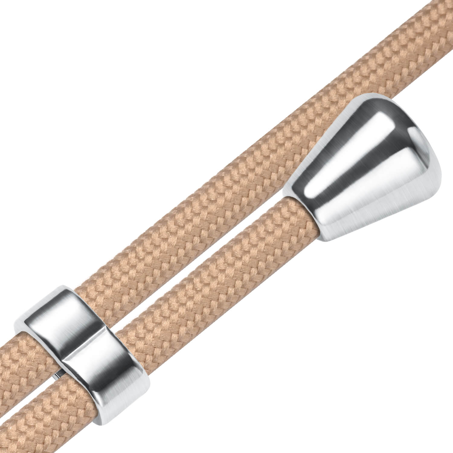 Beige Handykabel mit silbernen Akzenten. Nahaufnahme vor weißem Hintergrund.