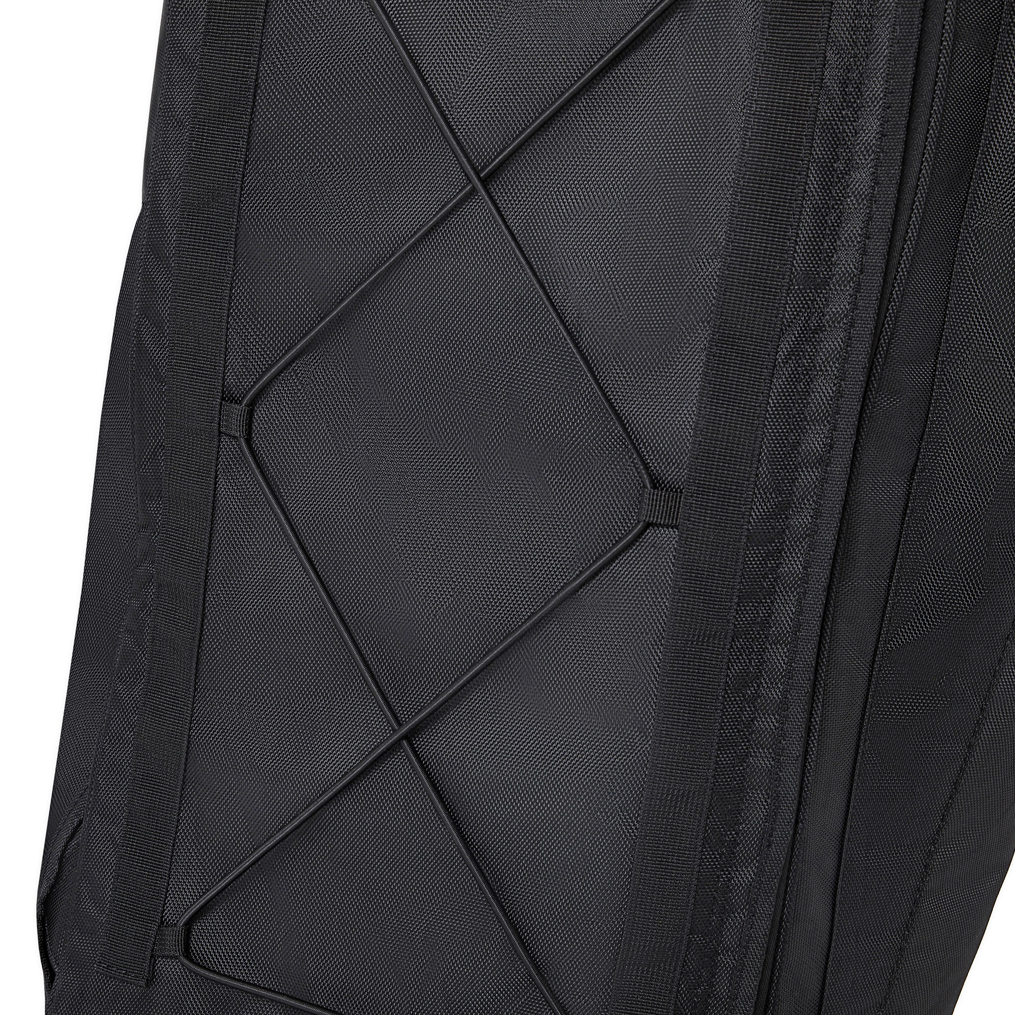 Primo piano di una borsa nera strutturata con design elastico a croce.