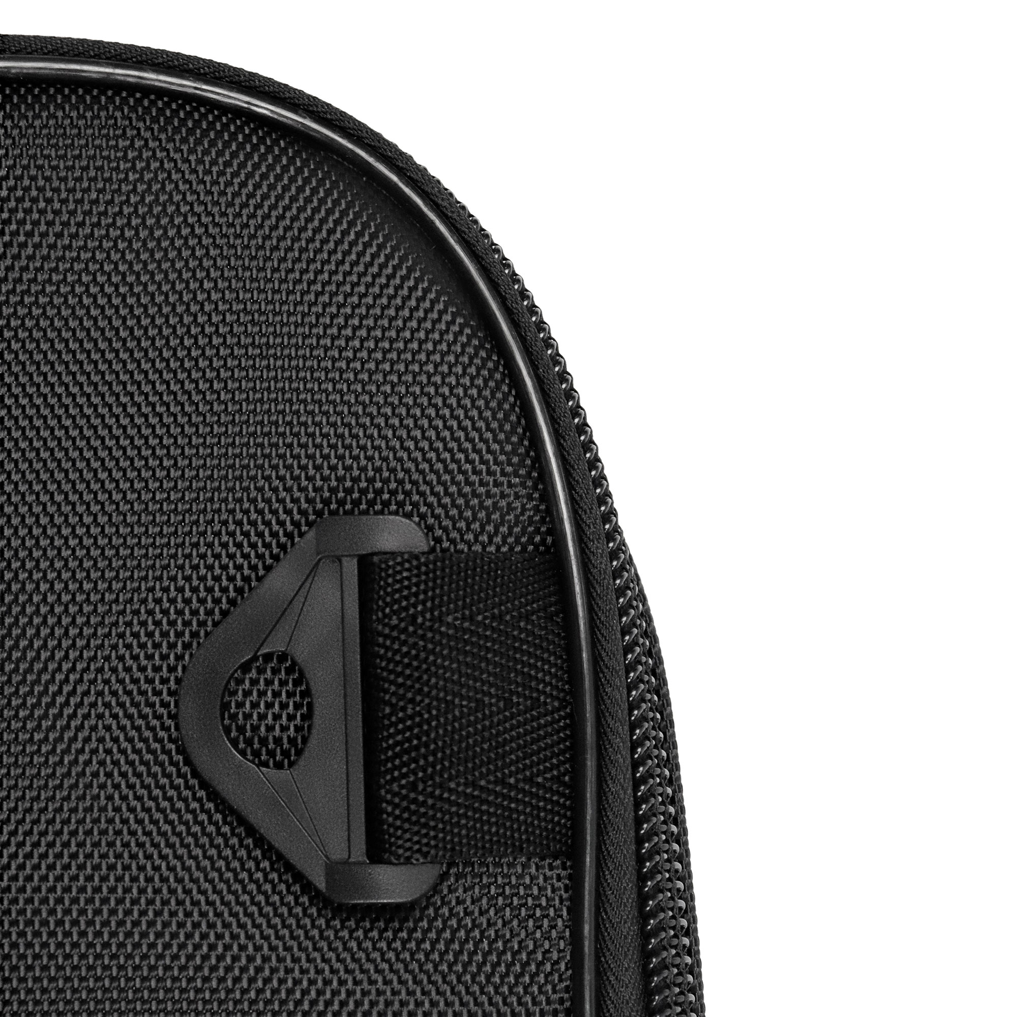 Schwarze Tasche Ecke mit Griff und Reißverschluss Detail, weißer Hintergrund.