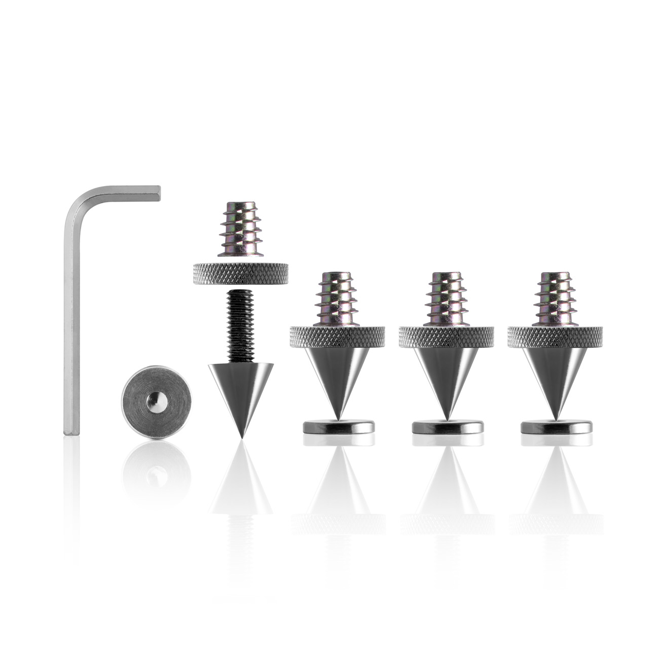 Satz silberner Lautsprecher-Spikes, ein Innensechskantschlüssel und eine kleine Metallscheibe.