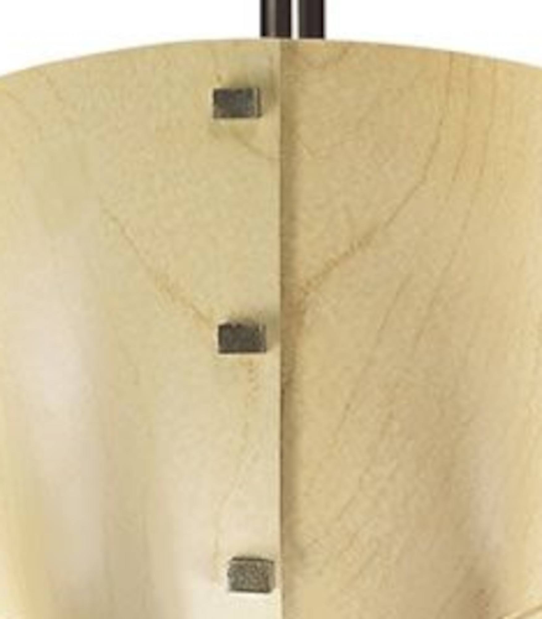 Holzpaneel mit 3 Metallquadraten. Das Holz hat eine hellbraune Farbe.