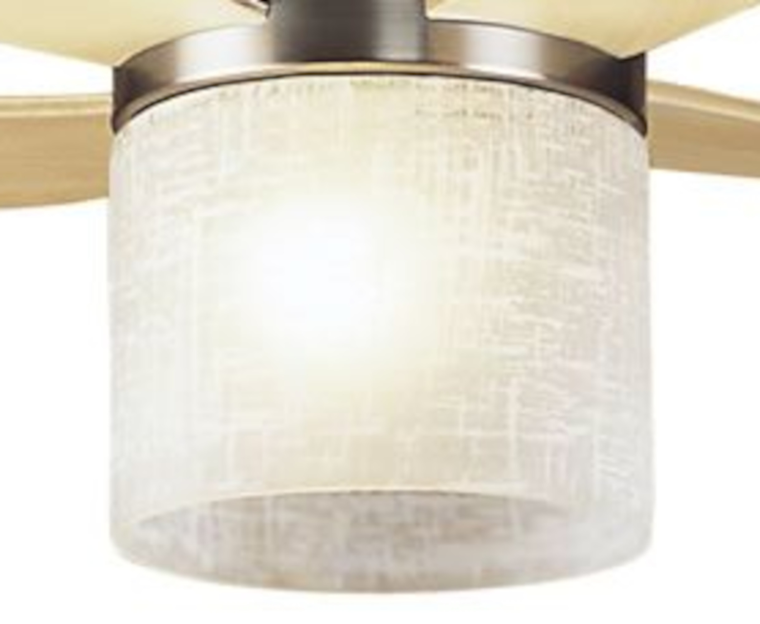 Nahaufnahme einer Deckenventilator-Leuchte mit beleuchtetem zylindrischen Schirm.