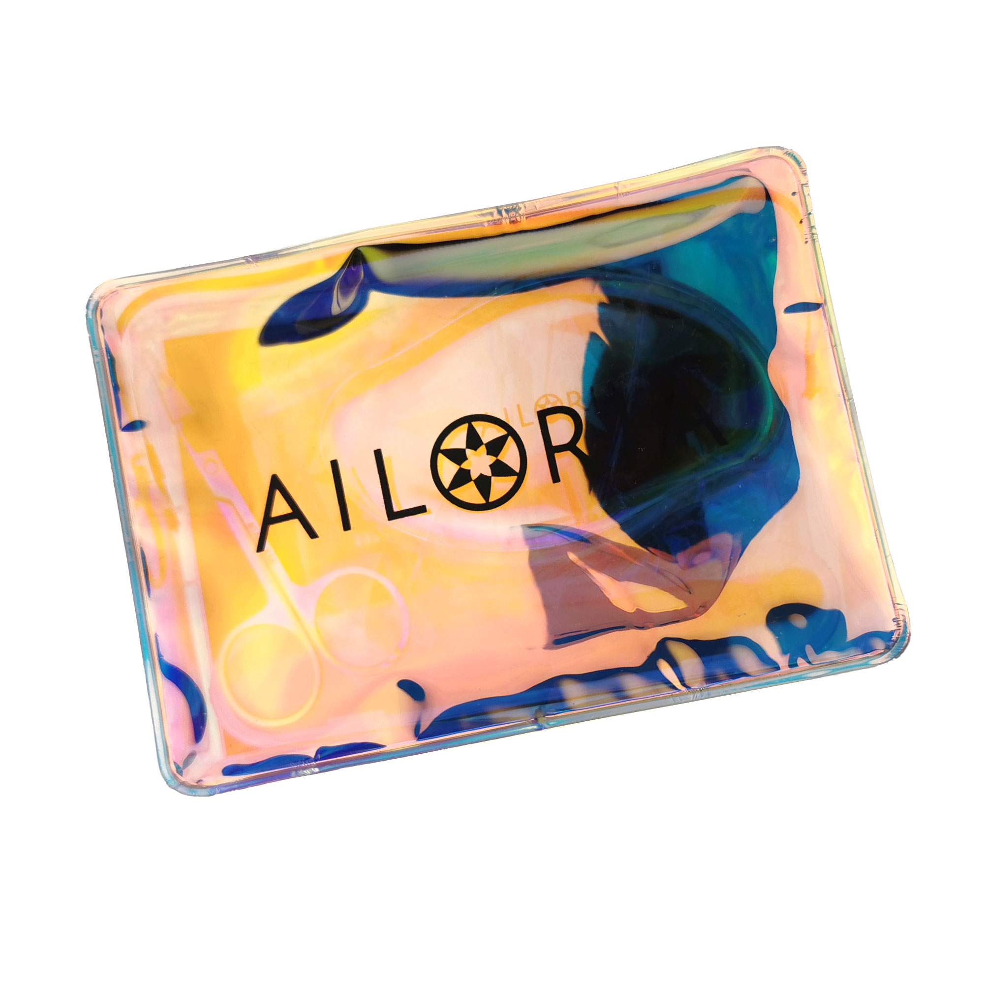 Eine transparente Tasche mit Gegenständen darin. Es ist irisierend. Das Wort AILOR steht drauf.