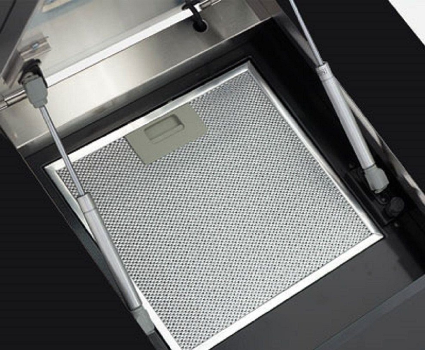 Ein Metall-Küchenfilter mit Griff, in einer schwarzen rechteckigen Struktur.