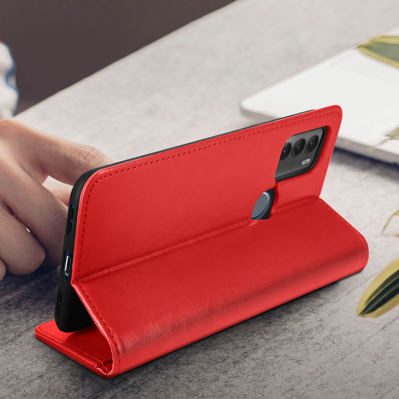 Rote Handyhülle, geöffnet, um das Telefon aufzustellen. Das Telefon hat eine Kamera.