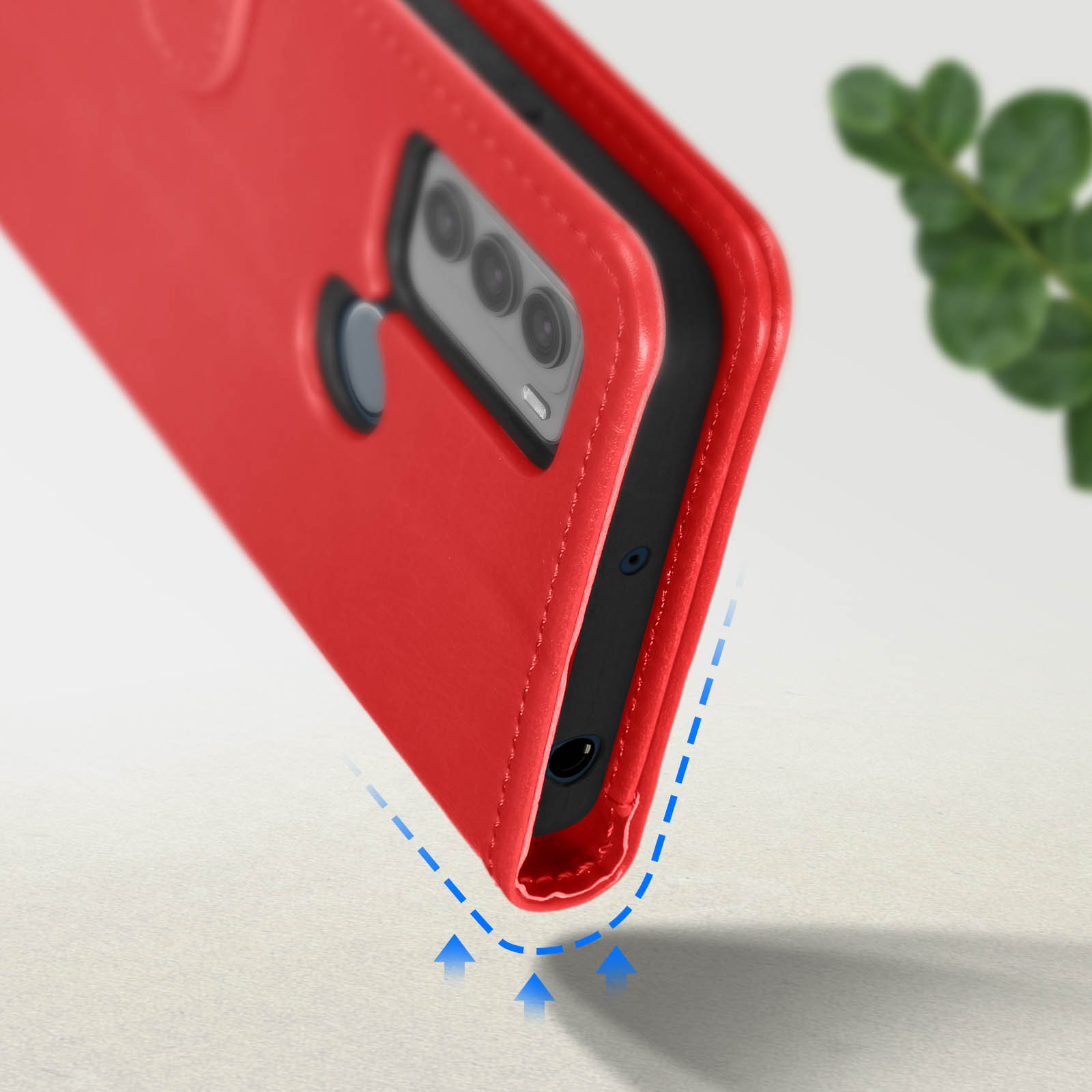 Eine rote Handyhülle, teilweise geöffnet, zeigt ein Telefon mit Dreifachkamera.