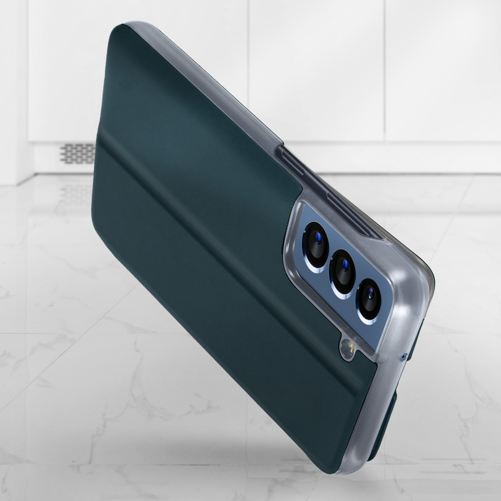 Una custodia per telefono verde scuro con una cornice argentata su una superficie grigio chiaro, con uno sfondo bianco.