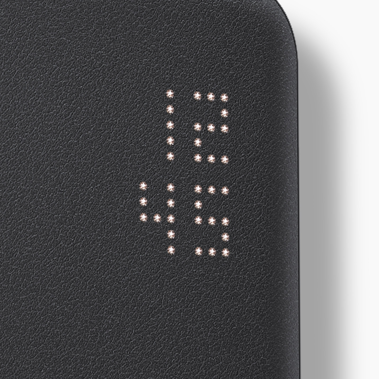 Una custodia nera per telefono che mostra l'ora 12:45 in luci LED bianche.