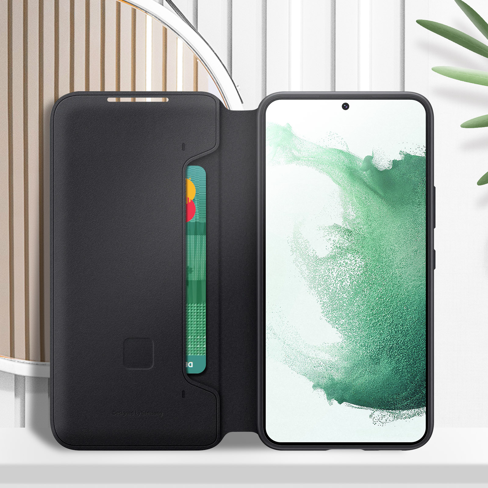 Custodia nera per telefono con telefono all'interno, fessura per carte visibile.