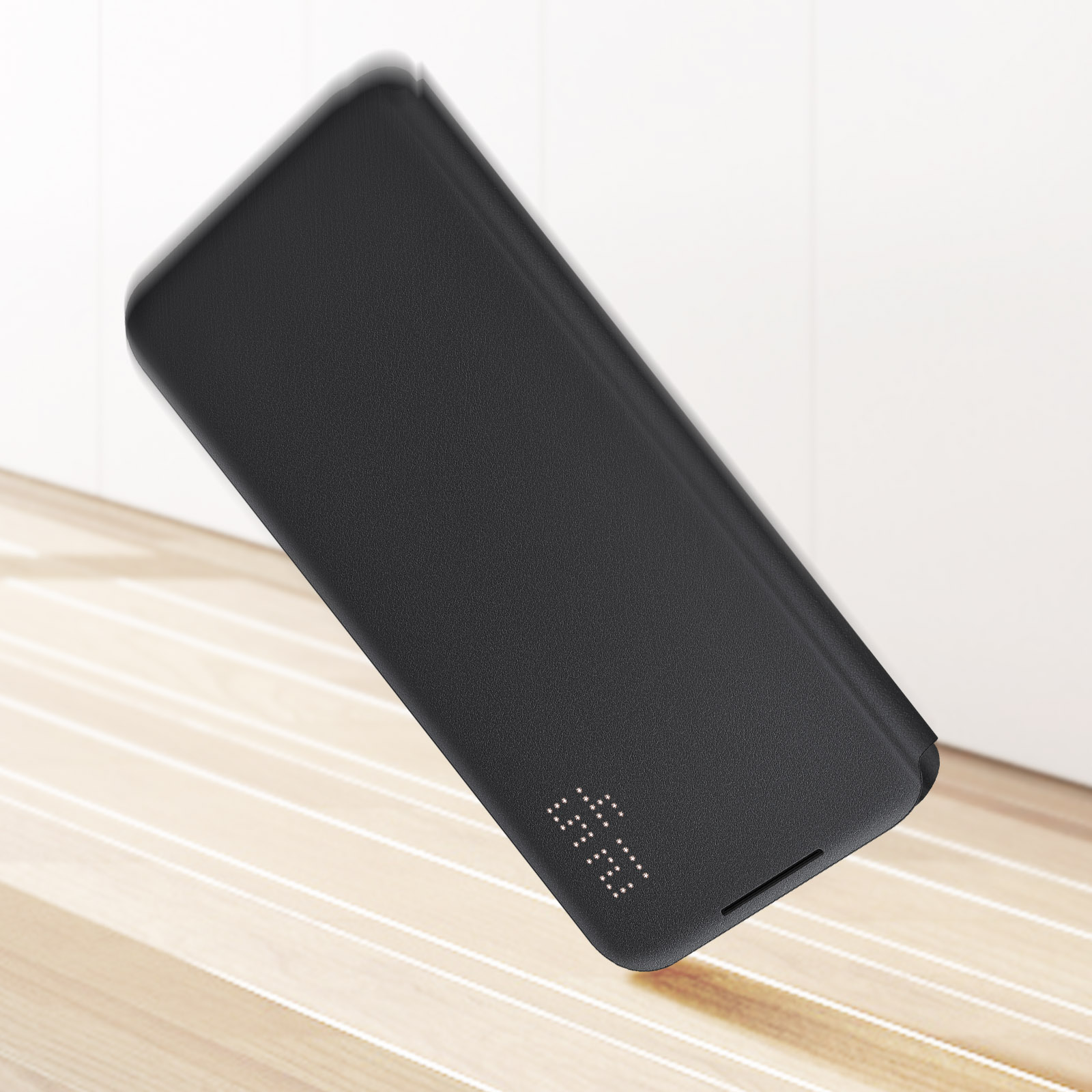 Una custodia per telefono nera con display digitale che mostra numeri e sfondo in legno.