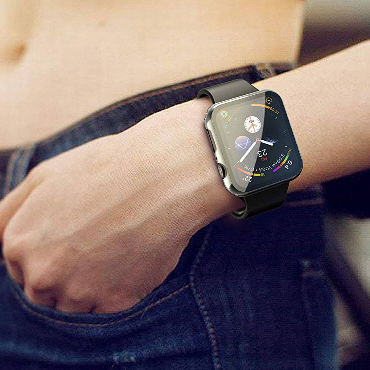 Handgelenk mit Smartwatch, die Zeit und Gesundheitsmetriken anzeigt, ist sichtbar.