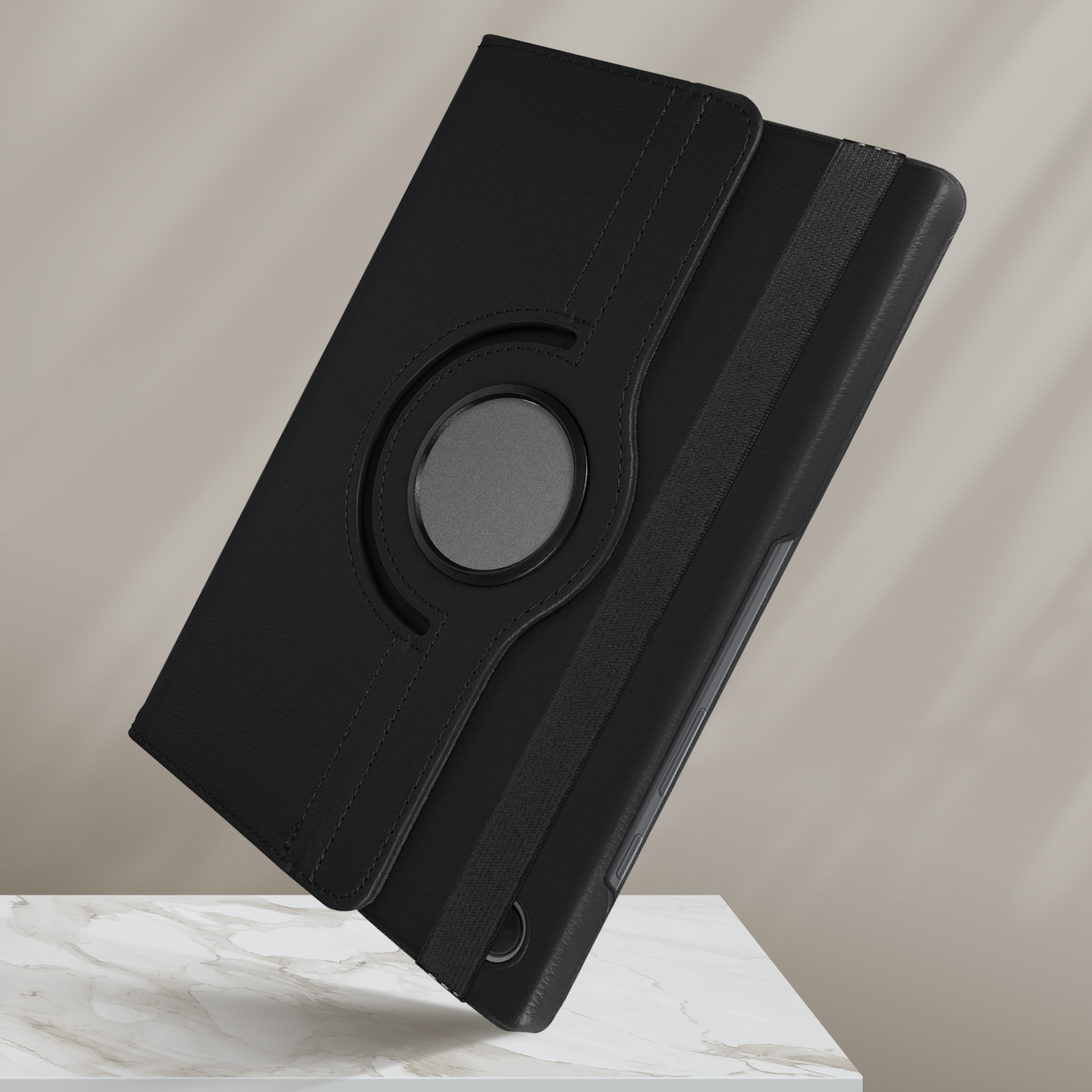 Custodia nera per tablet con anello rotante e cinturino elastico. La custodia è su una superficie bianca.