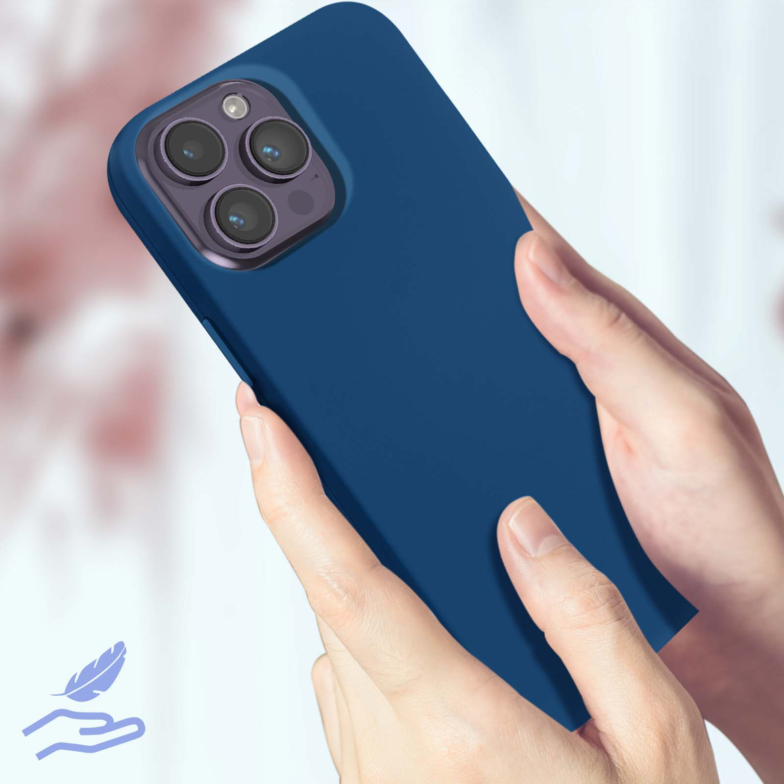 Un téléphone bleu foncé est tenu. Le téléphone a plusieurs caméras et une icône de plume bleu clair.