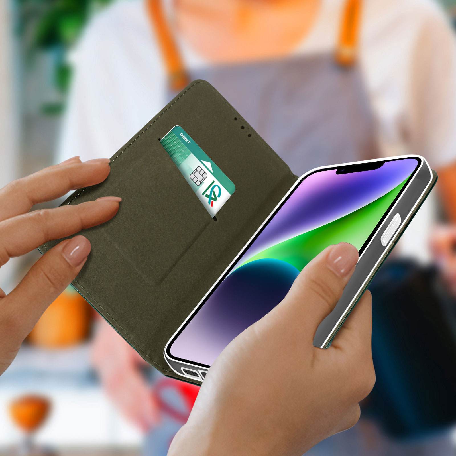 Mani che tengono una custodia per telefono con una carta. Il telefono è aperto.