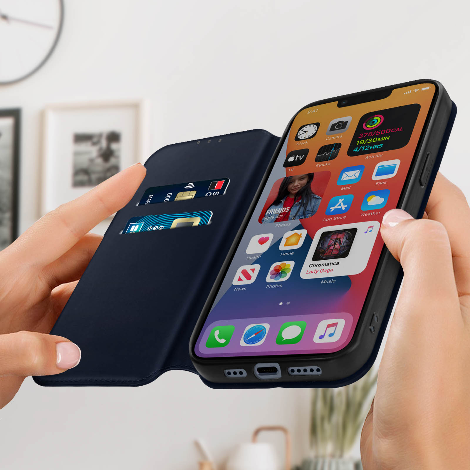 Handen die een gesloten telefoonhoes vasthouden, met een telefoon met app-pictogrammen en creditcardsleuven.