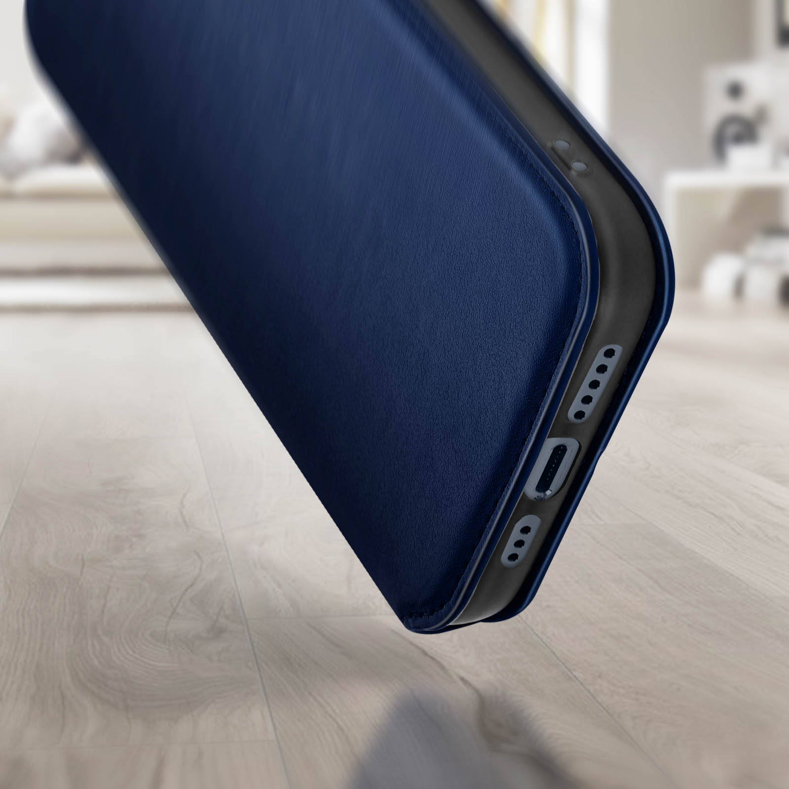 Blauwe telefoonhoes, open, schuin. Achtergrond is een houten vloer en een vage kamer.