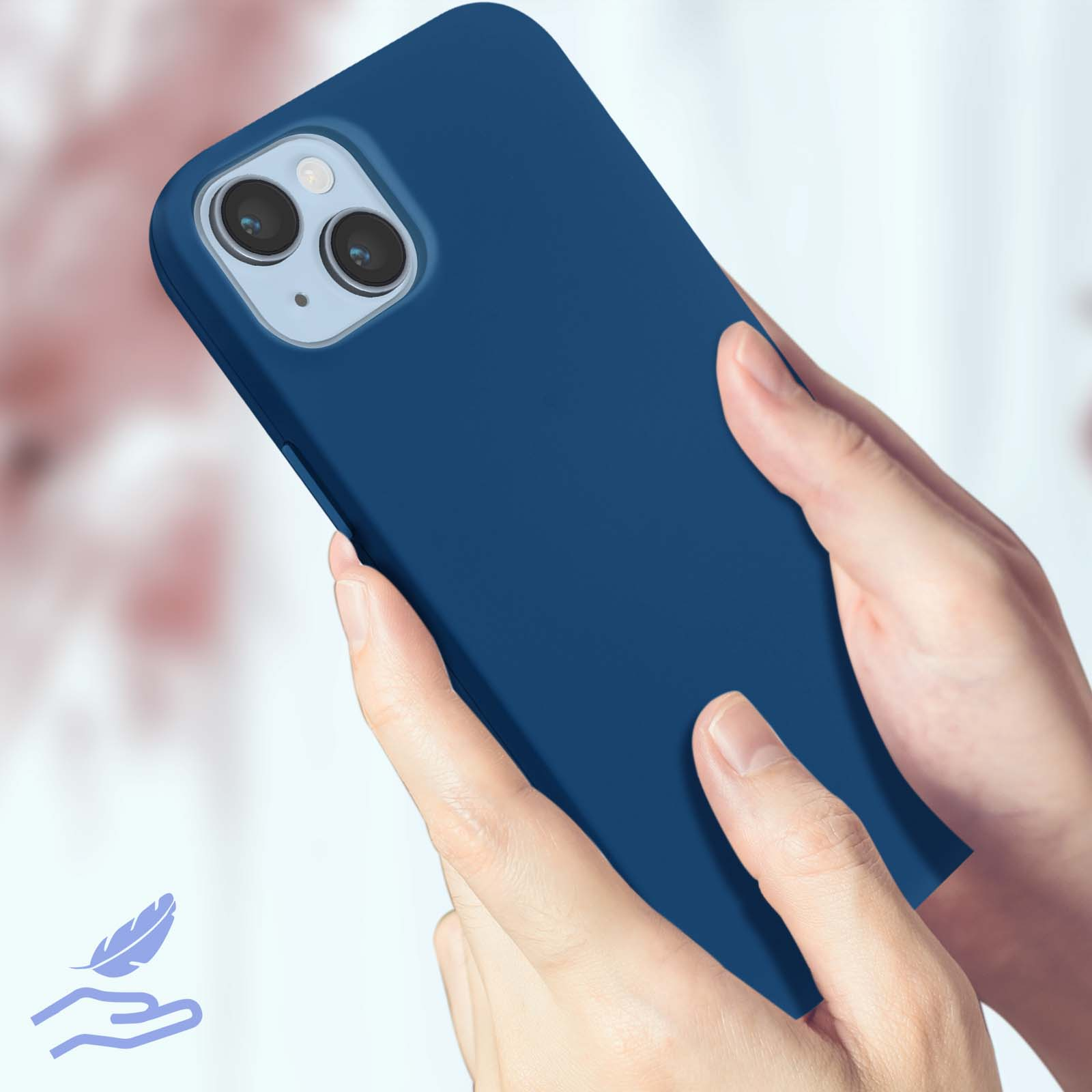 Handen die een blauwe telefoonhoes vasthouden, met een veerpictogram, op een witte achtergrond.