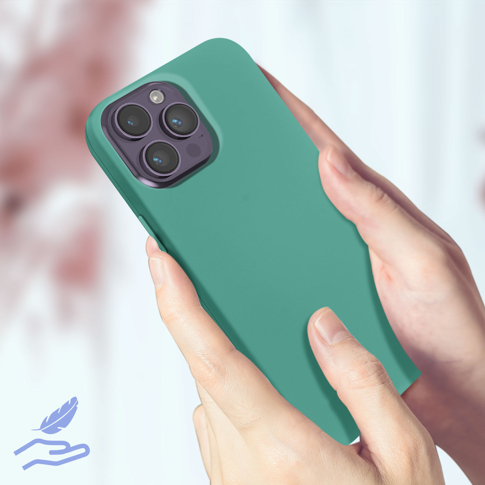 Groene telefoonhoes in handen. De hoes heeft camera-uitsparingen.