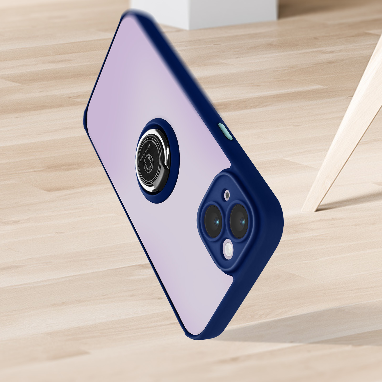 Blauwe en doorzichtige telefoonhoes op een houten oppervlak. De hoes heeft een ringhouder.