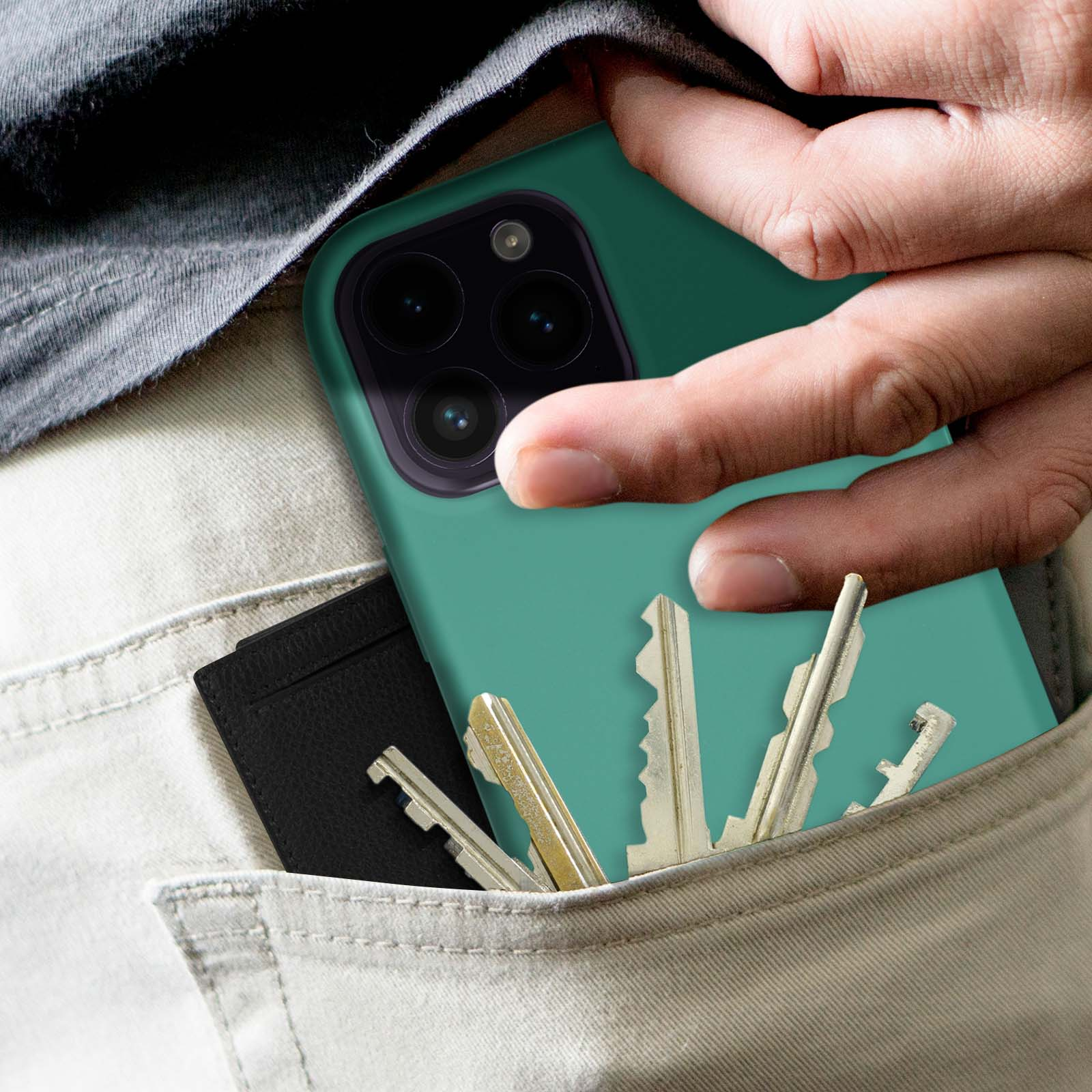 Groene telefoonhoes met sleutels en kaart in zak. Hand houdt telefoon vast.