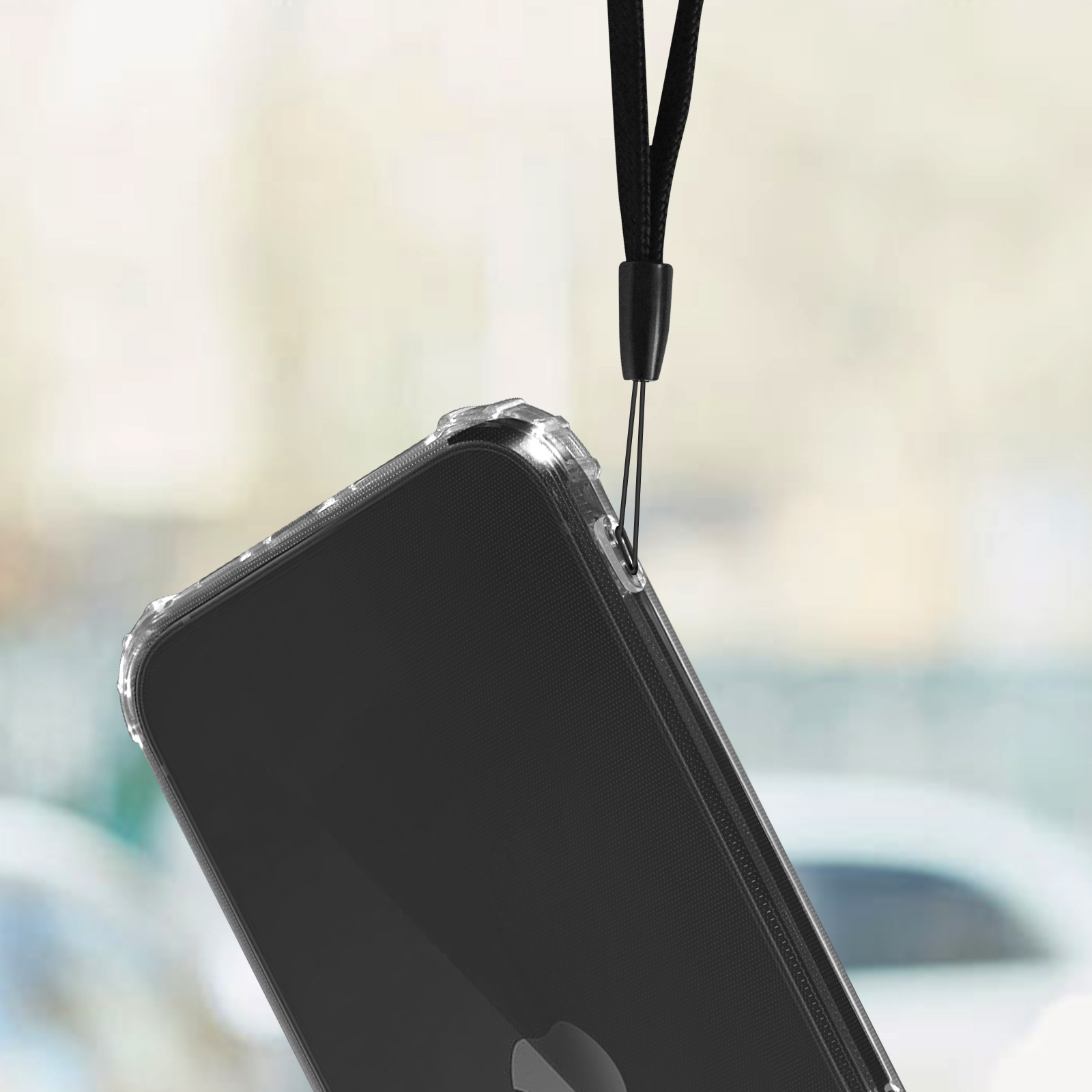 Coque de téléphone transparente suspendue à une lanière noire. Le téléphone est visible.